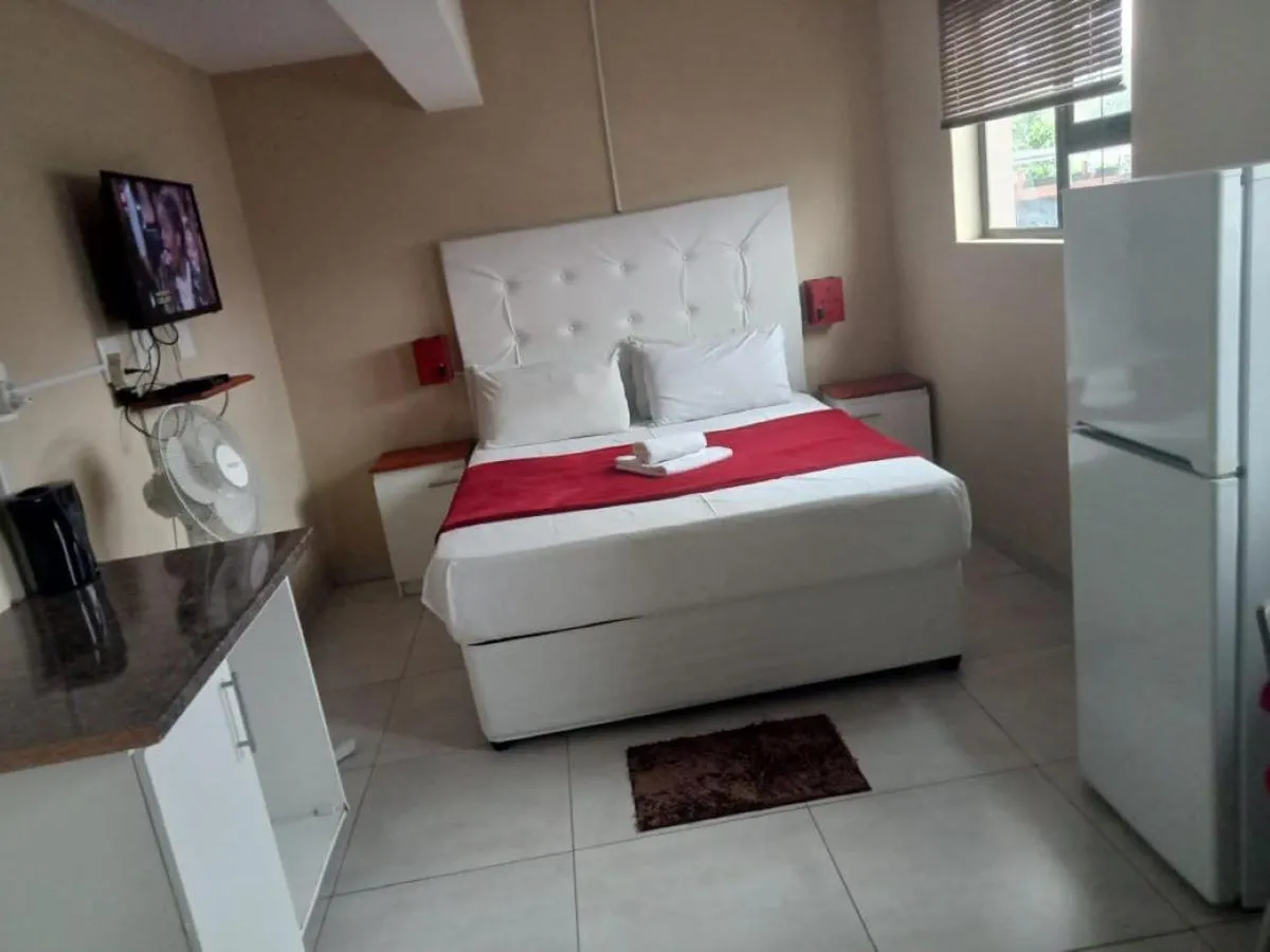 Bed in Emampingeni lodge