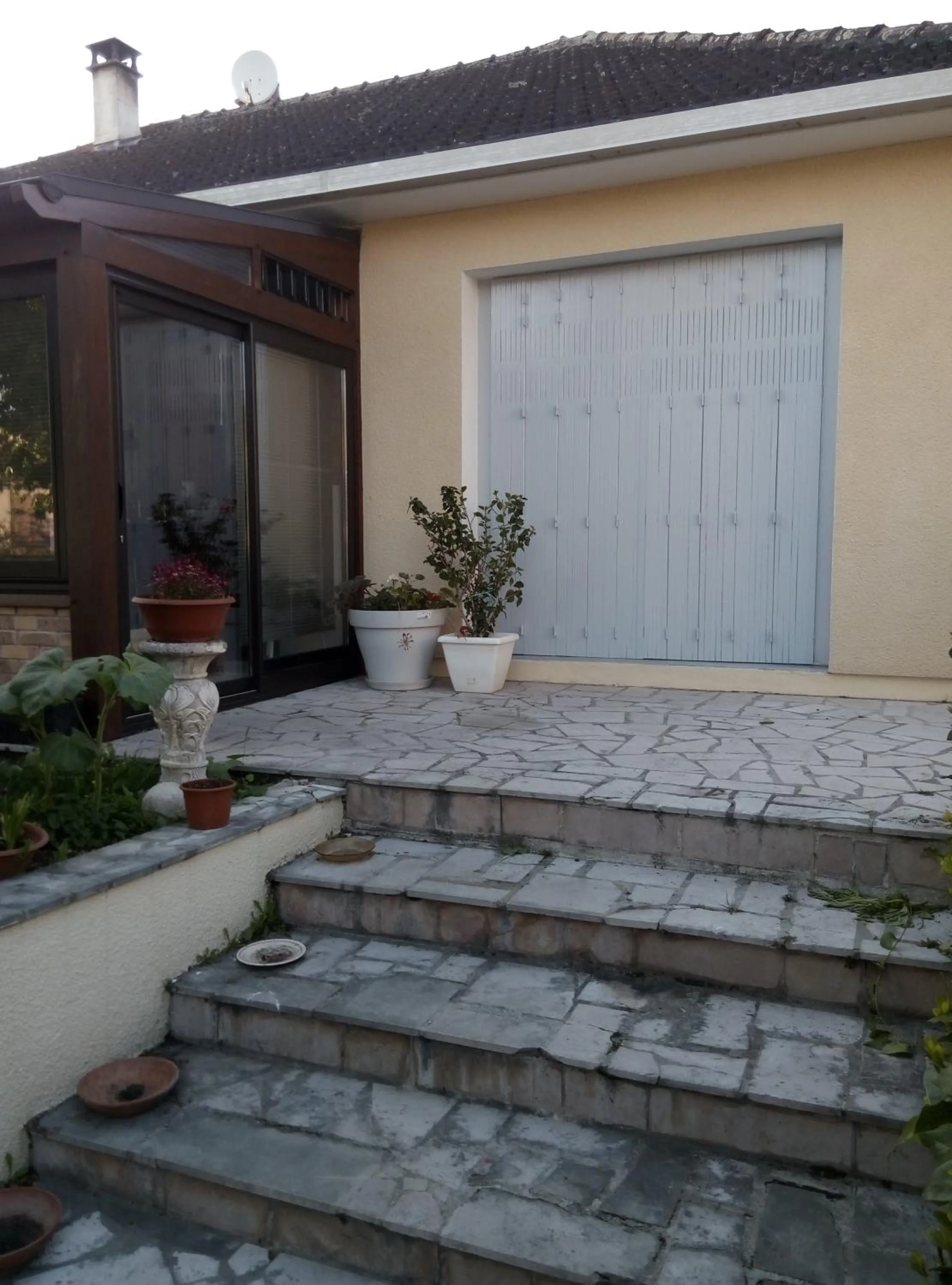 Facade/entrance in chez Myla chambre avec tv écran plat et salle de bain privative