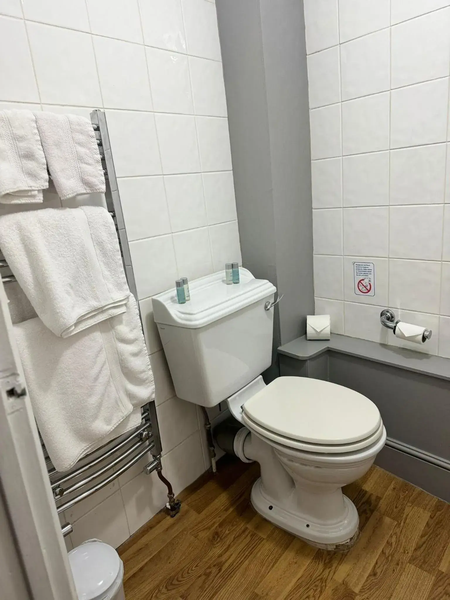 Twin Room in The Crown Aldbourne Twin Room in The Crown Aldbourne