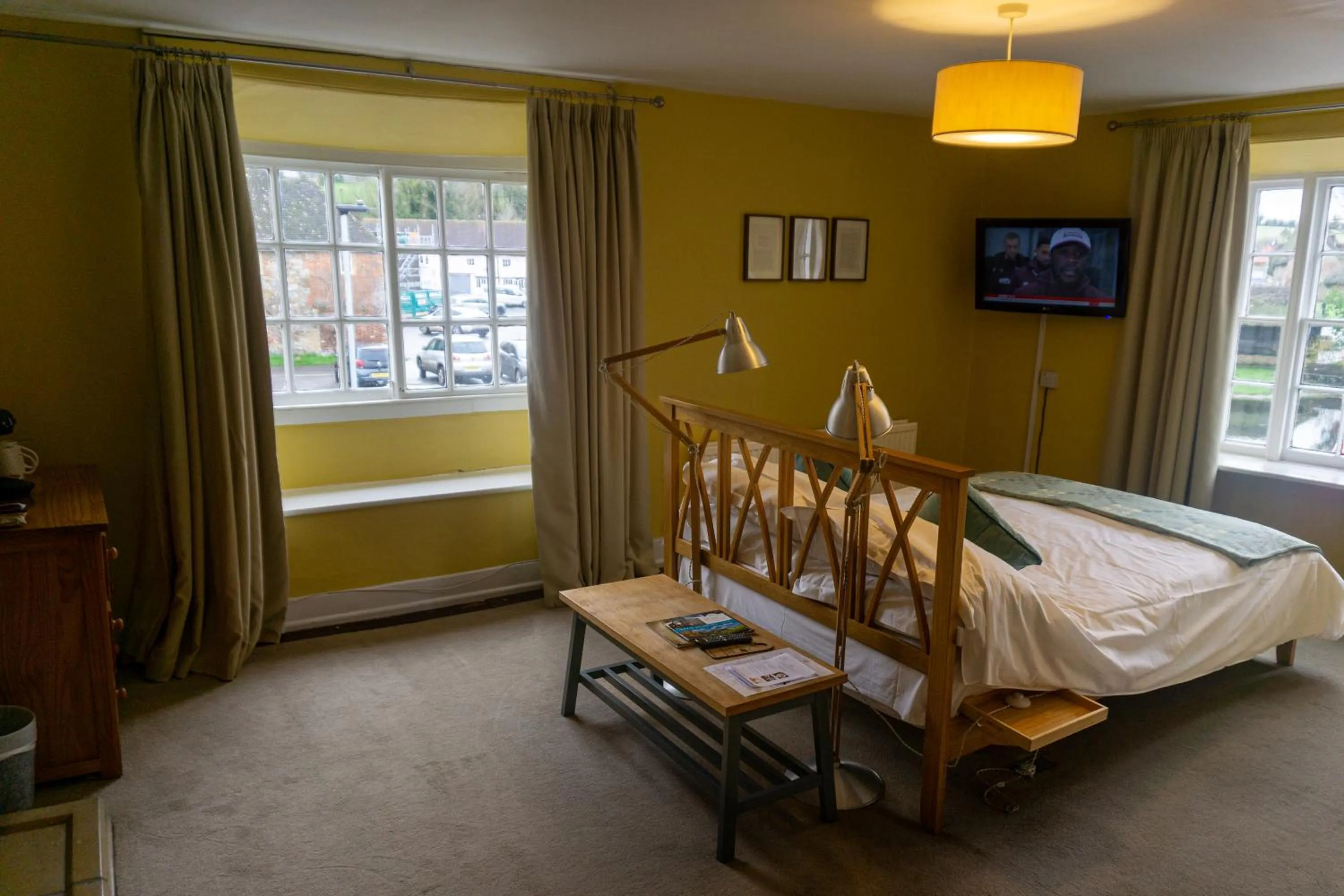 Bed in The Crown Aldbourne