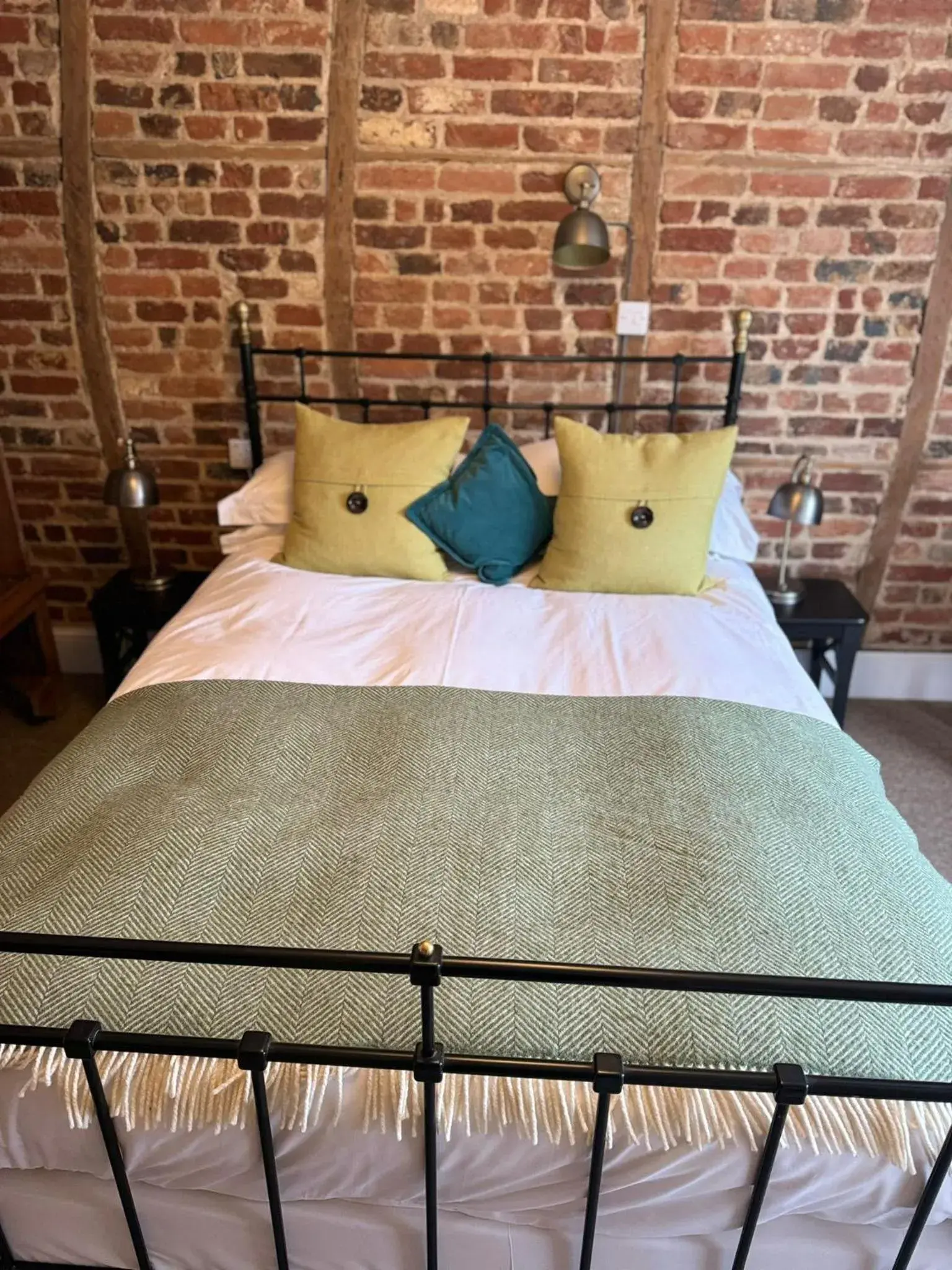 Deluxe Double Room with Shower in The Crown Aldbourne Deluxe Double Room with Shower in The Crown Aldbourne