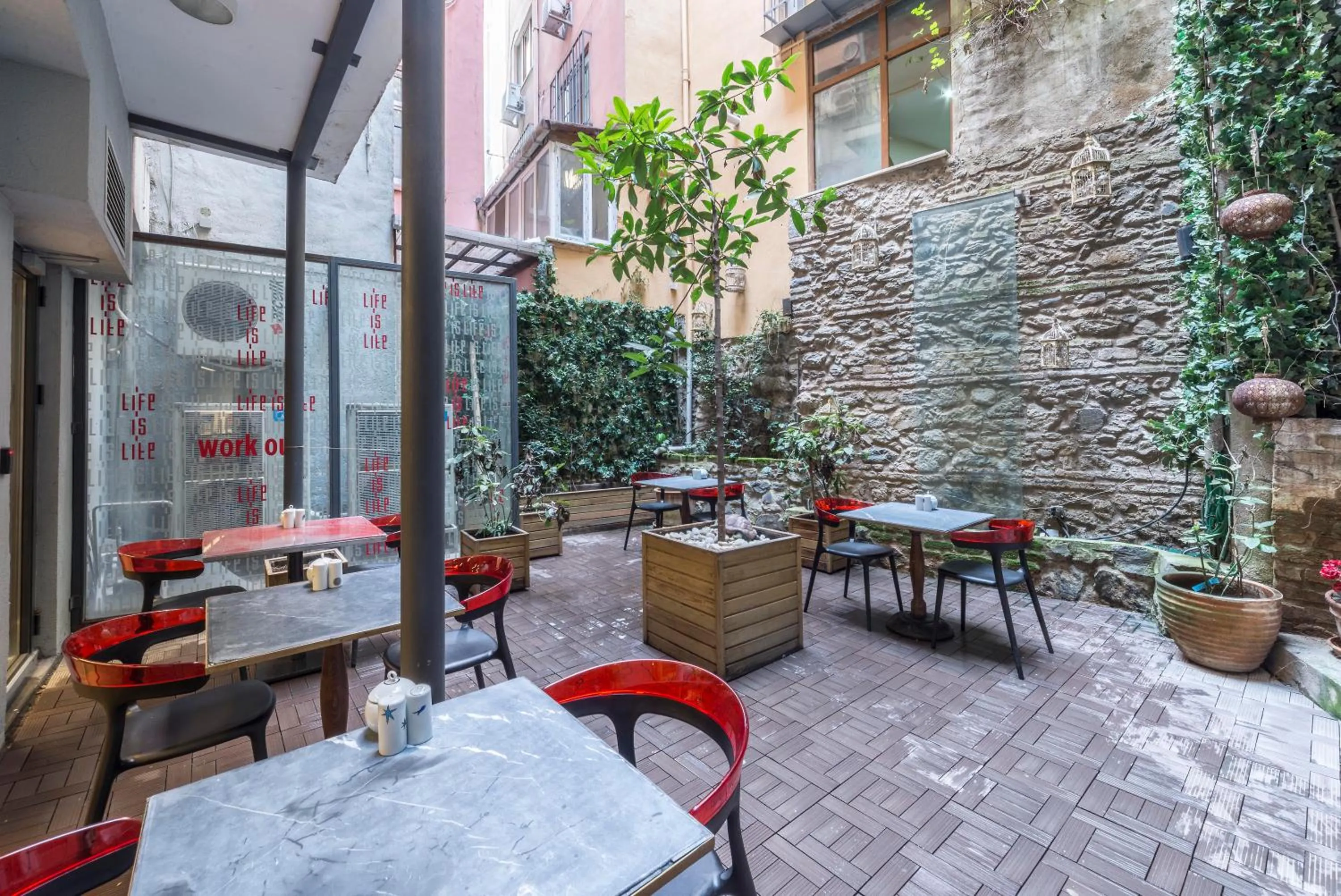 Day in Nuru Ziya Residences