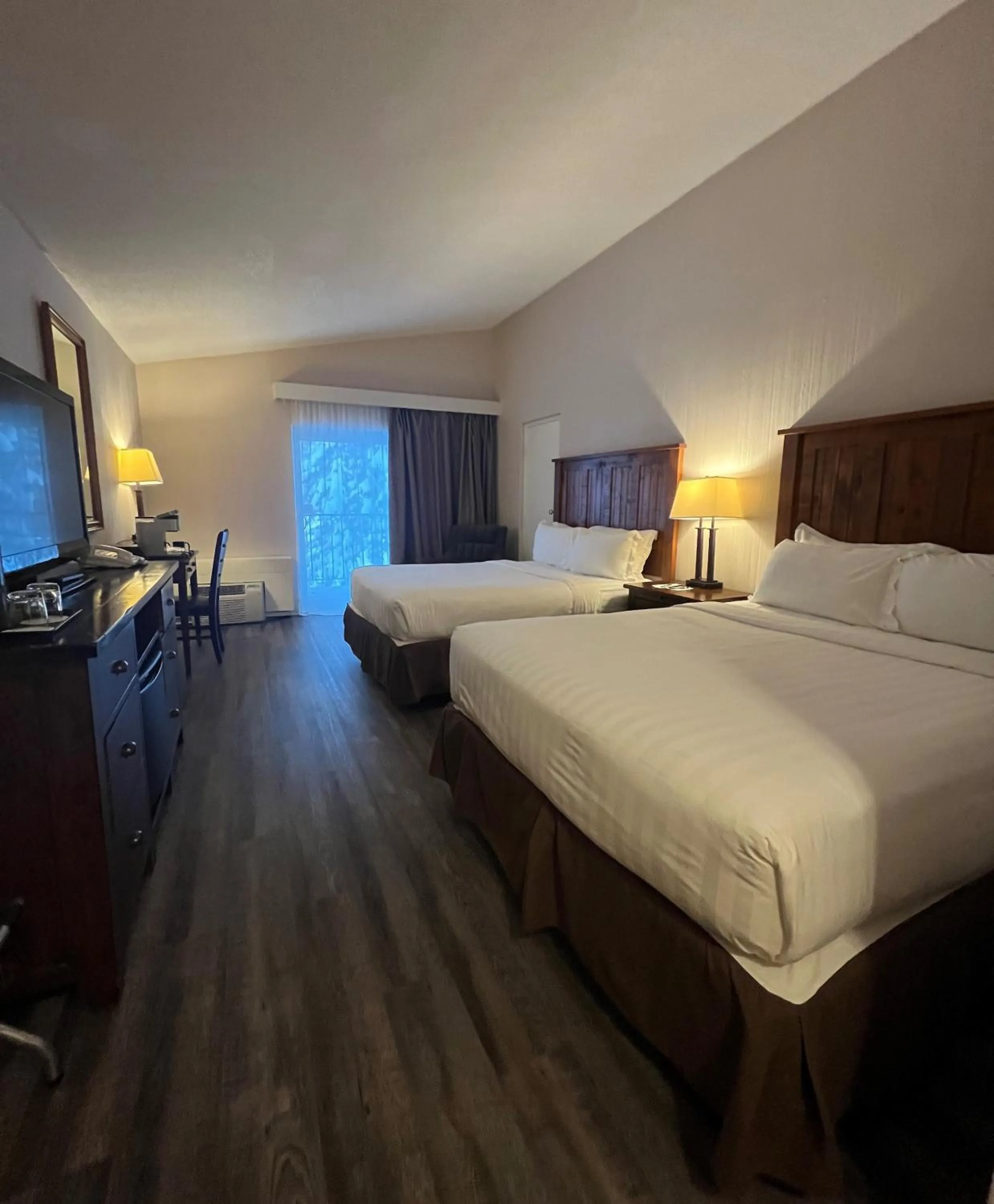 Photo of the whole room, Bed in Hidden Valley Resort, an Ascend Collection Resort