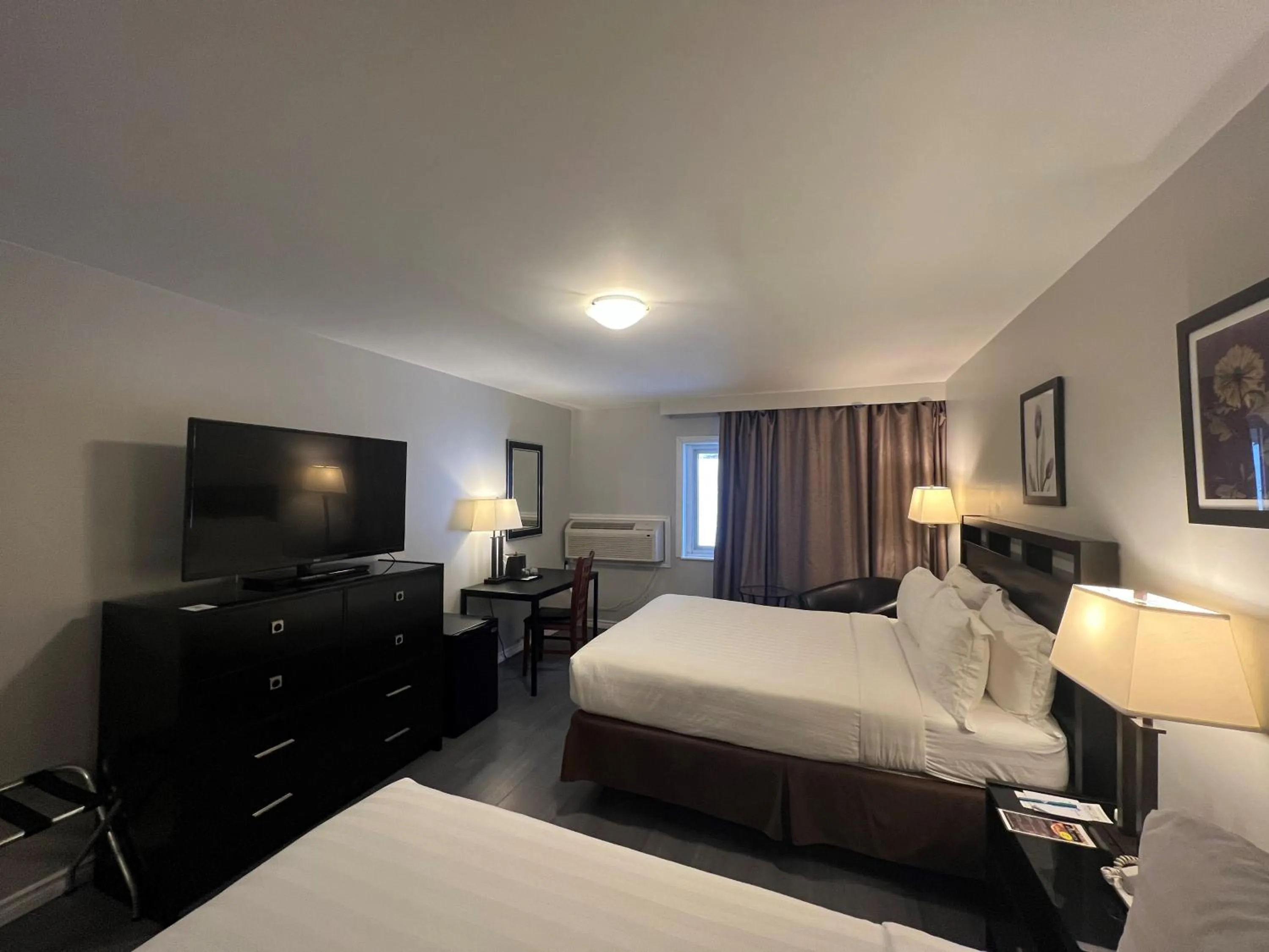 Photo of the whole room, Bed in Hidden Valley Resort, an Ascend Collection Resort