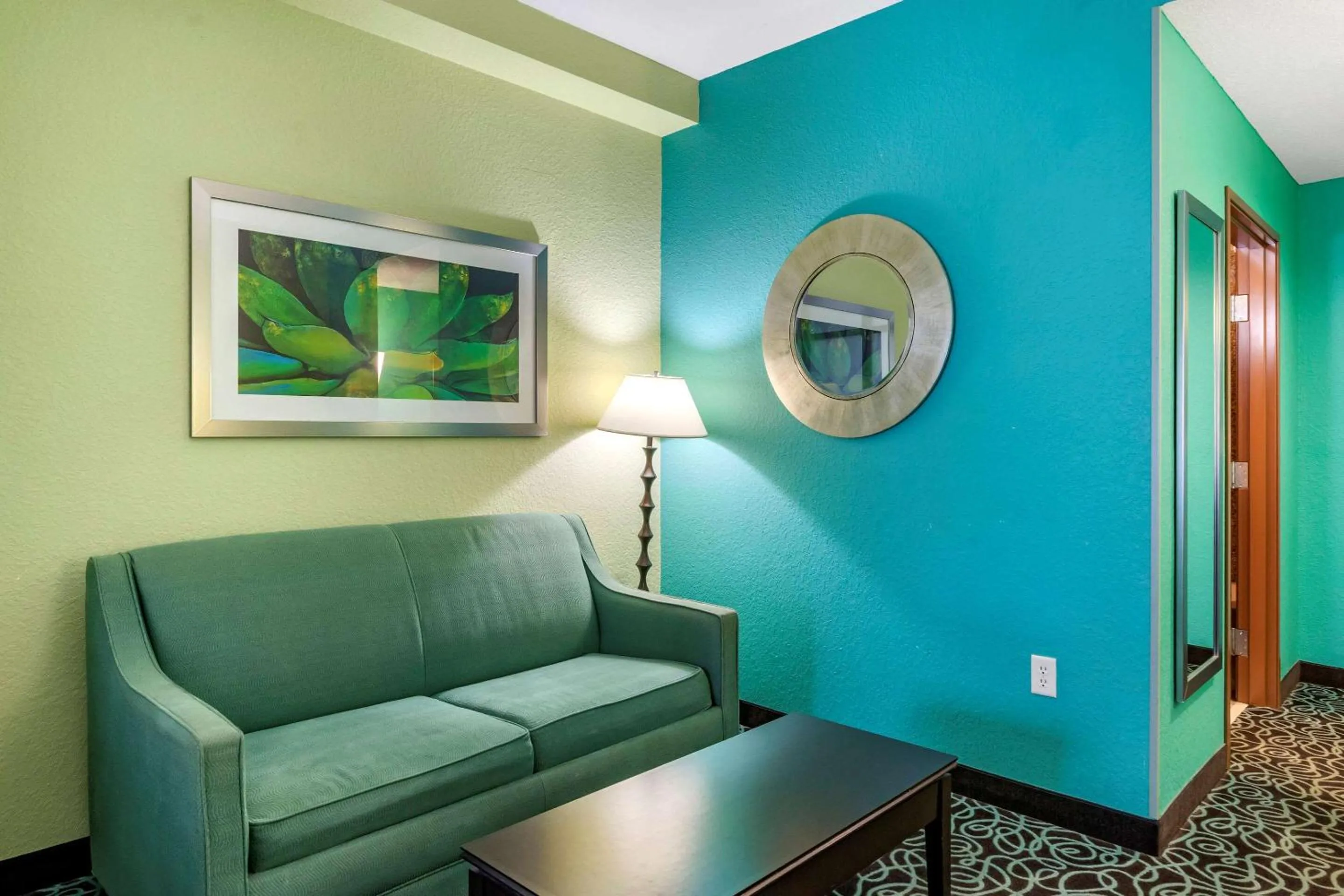 Queen Suite - Non-Smoking in Hampton Inn by Hilton Tampa Fairgrounds Casino