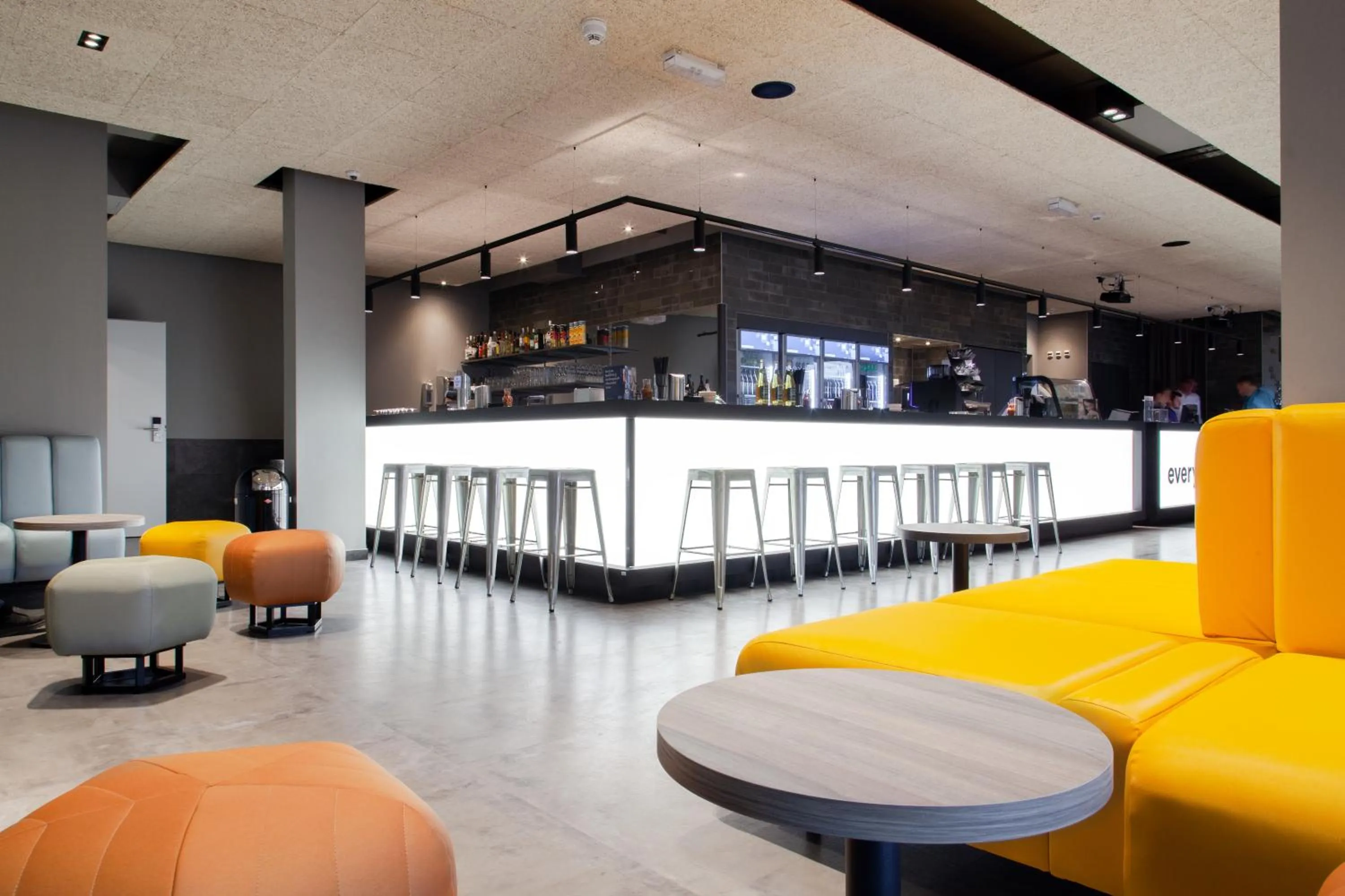 Lounge or bar in a&o Frankfurt Ostend