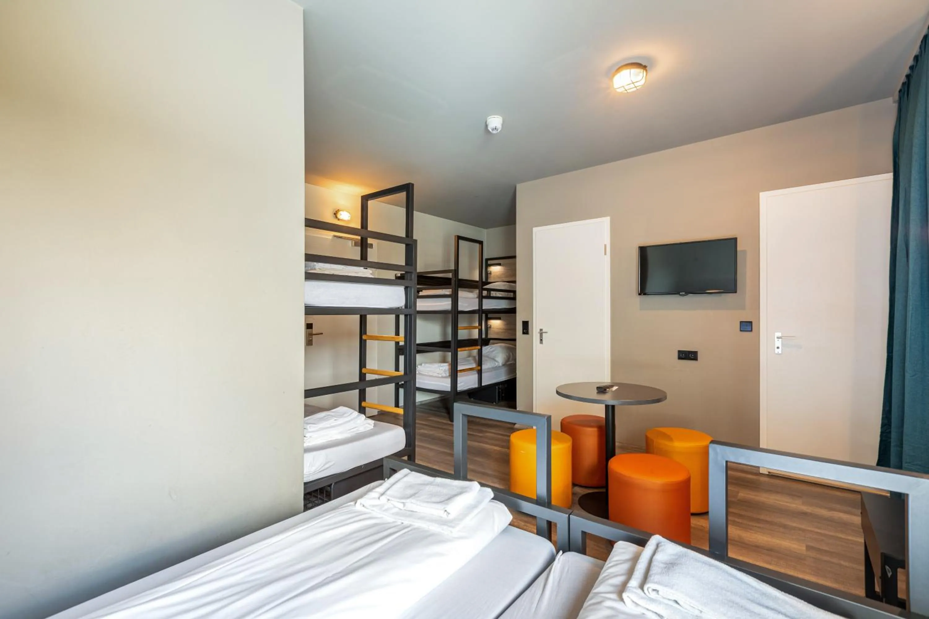 Photo of the whole room, Bed in a&o Frankfurt Ostend