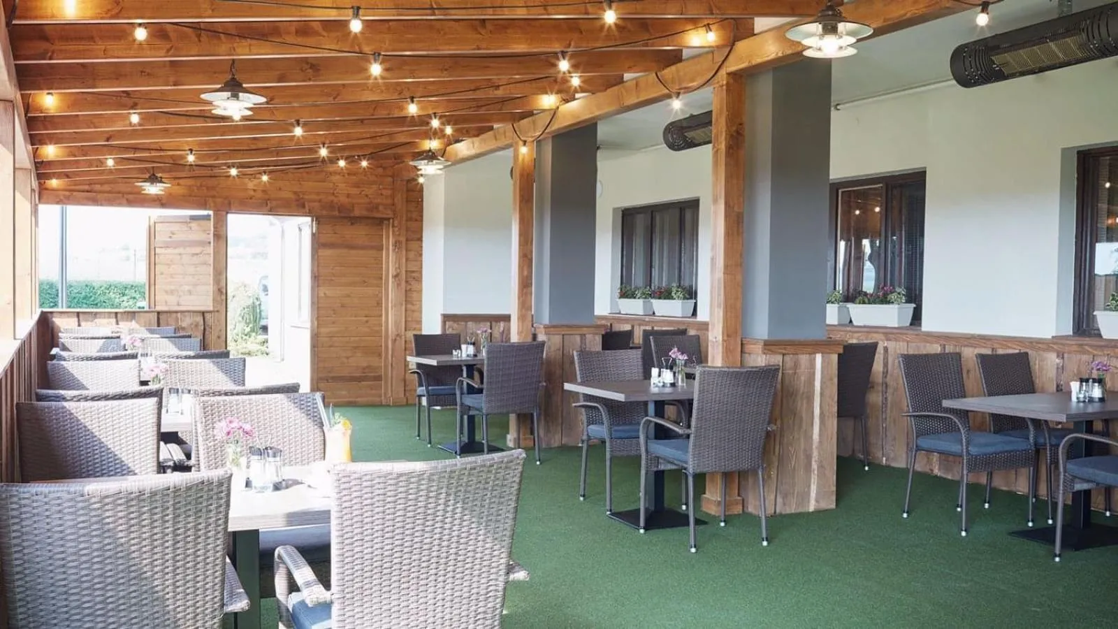 Restaurant/places to eat in Penzion Archery