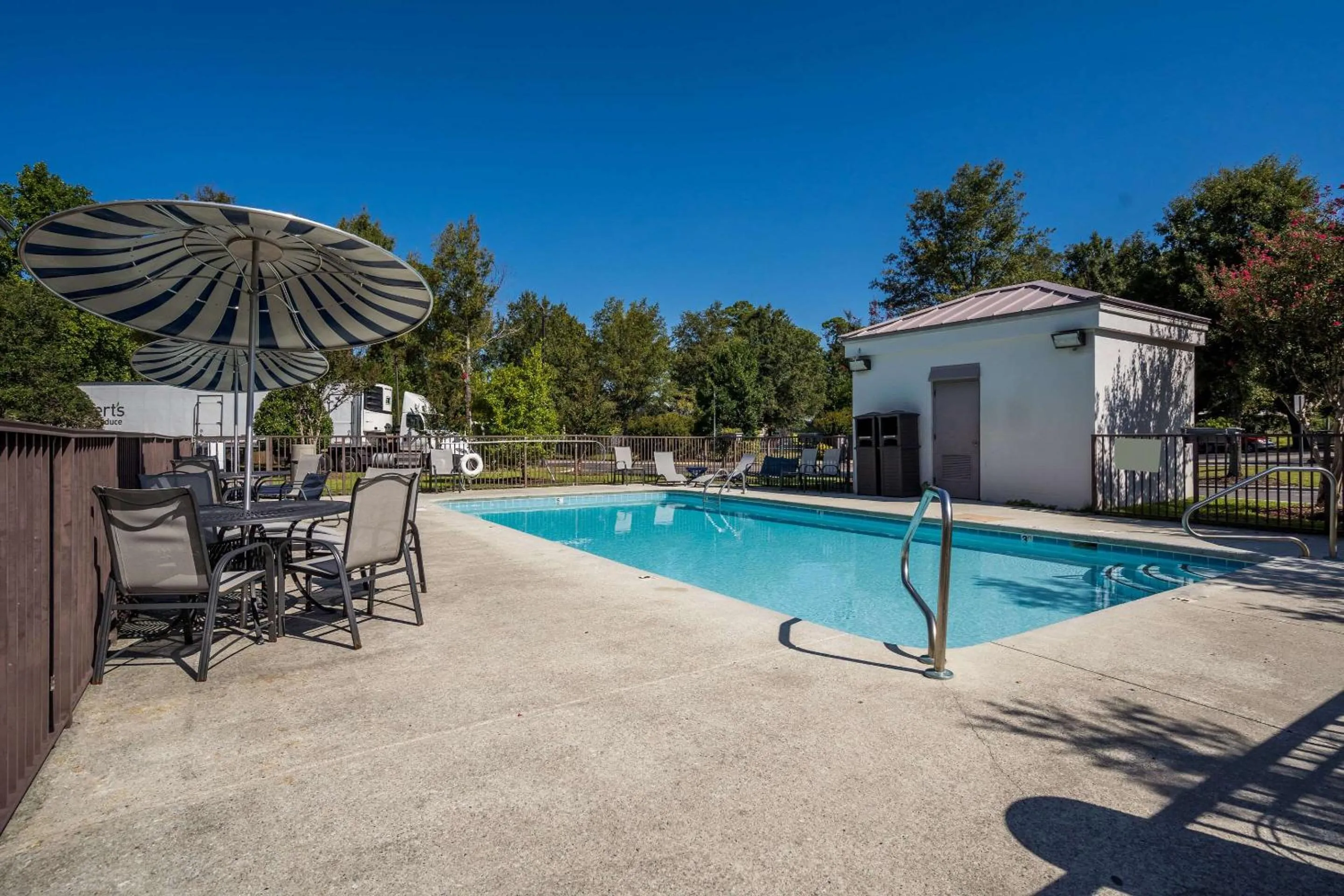 Swimming pool in Sleep Inn Wilmington near University