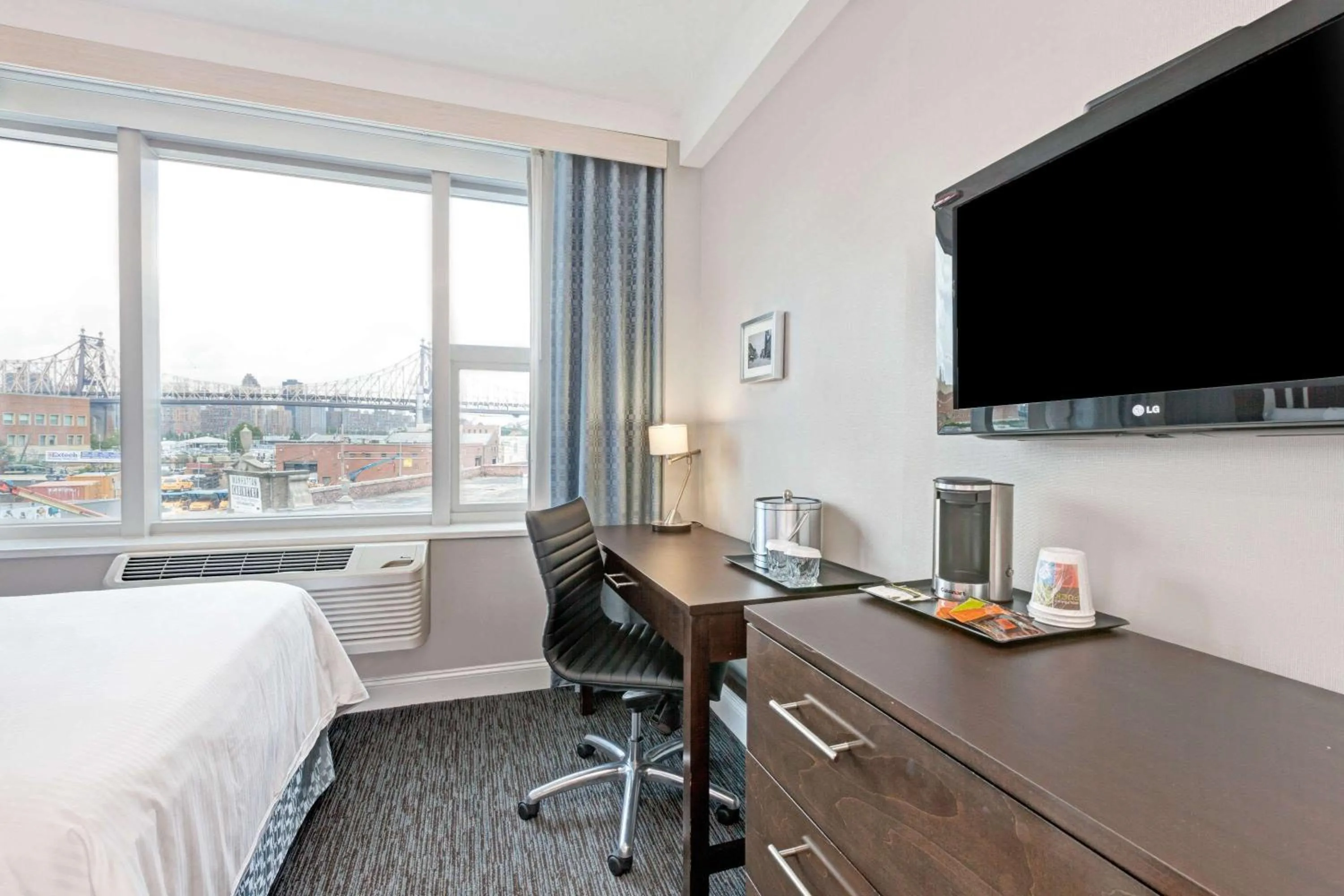 Photo of the whole room, TV/Entertainment Center in Wyndham Garden Long Island City