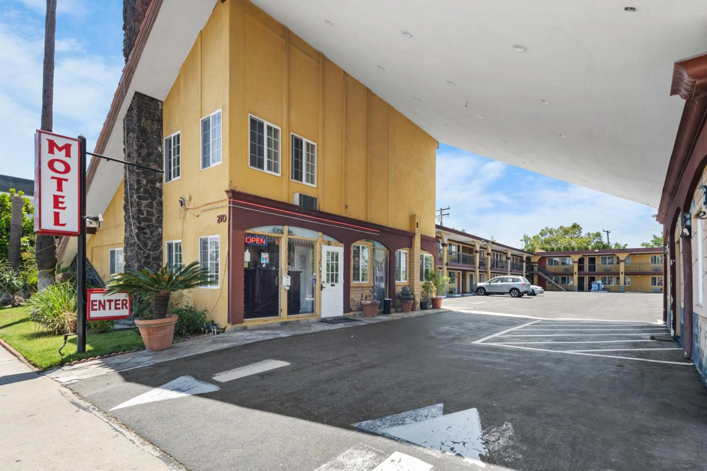 Sky Palm Motel - Orange