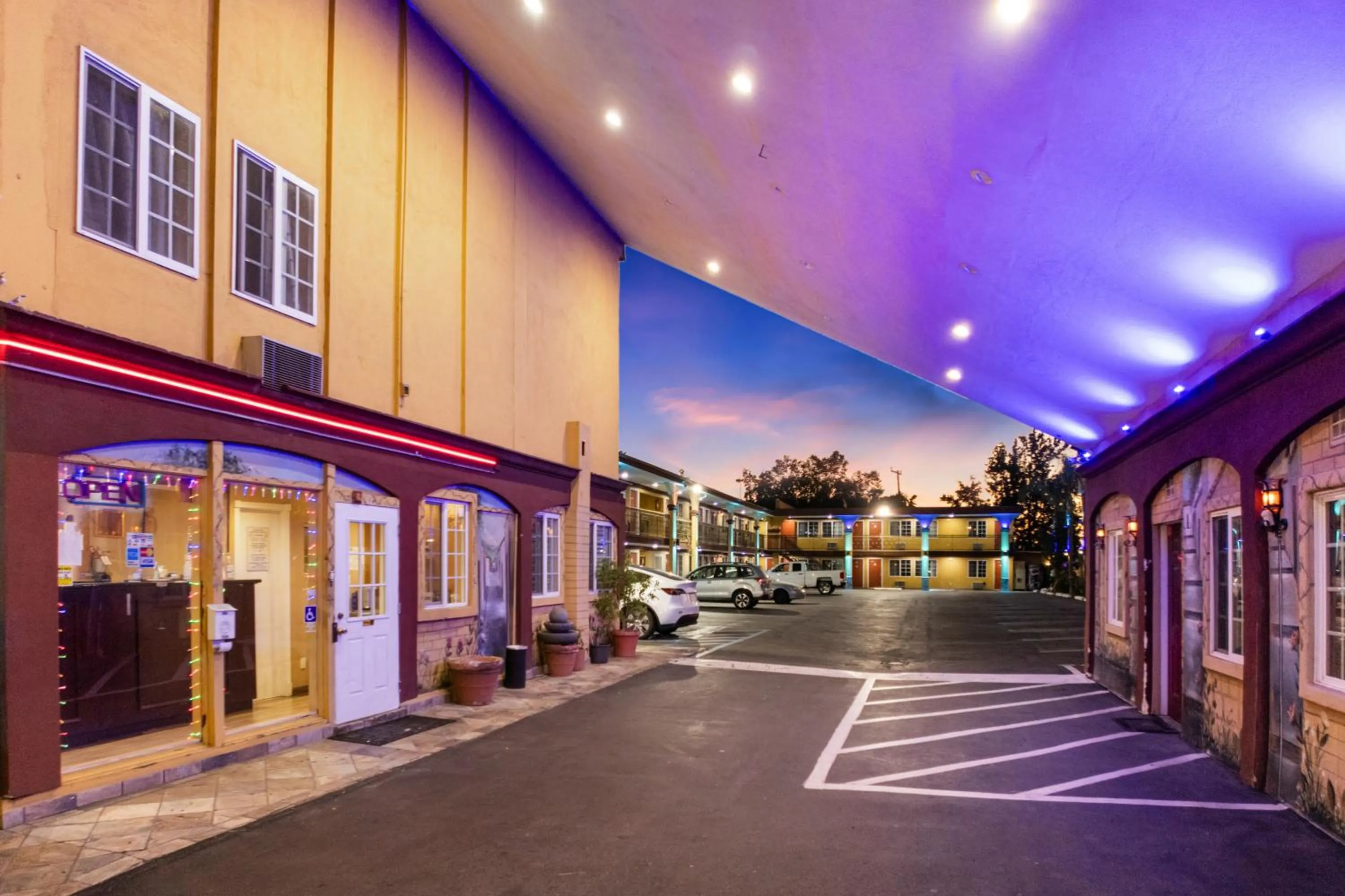 Sky Palm Motel - Orange