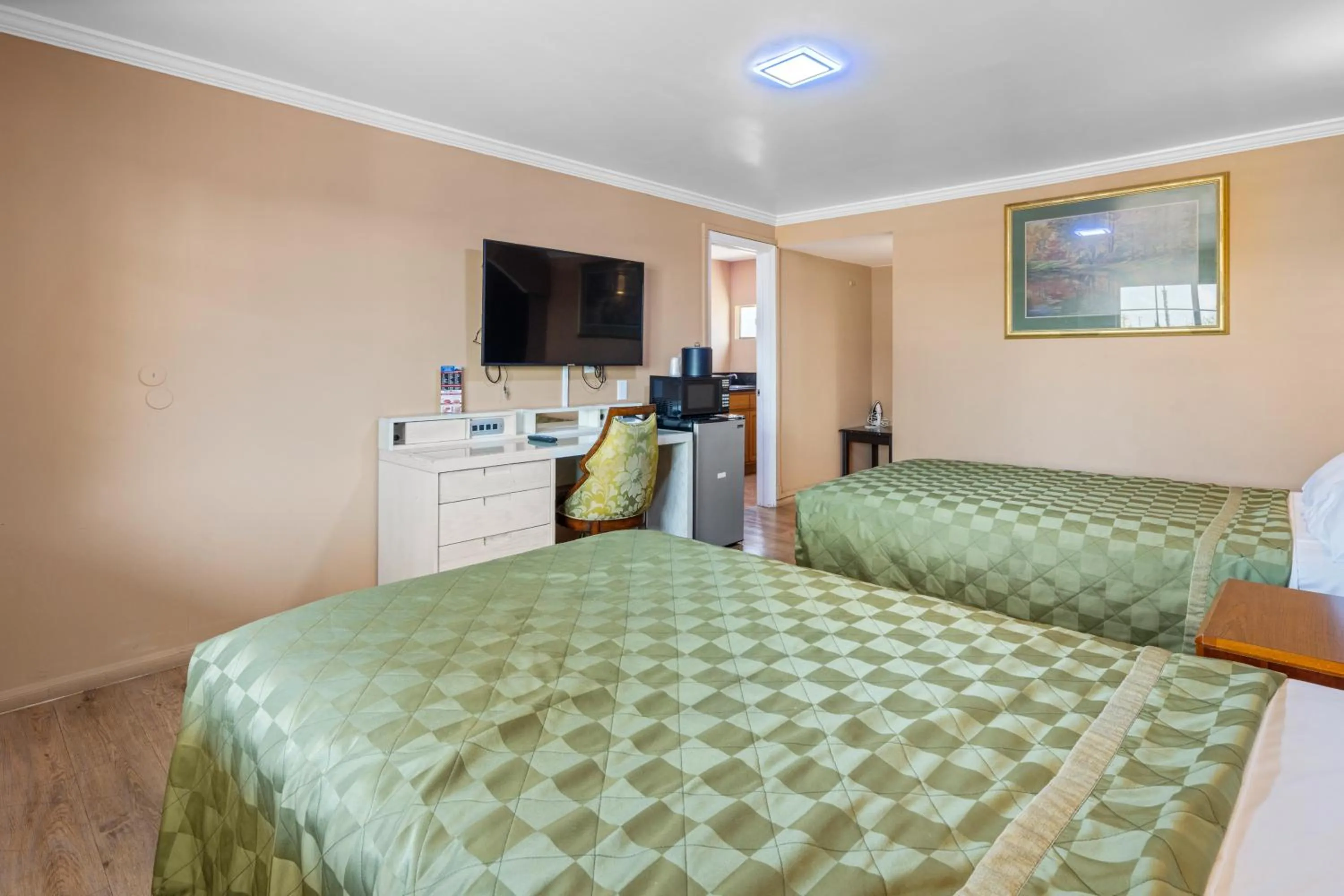 Bed in Sky Palm Motel - Orange