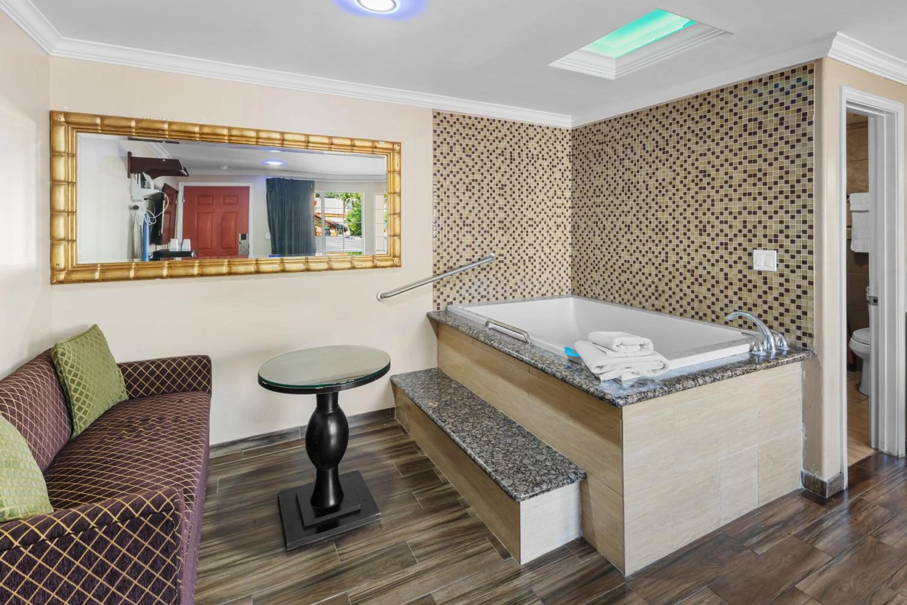 Sky Palm Motel - Orange