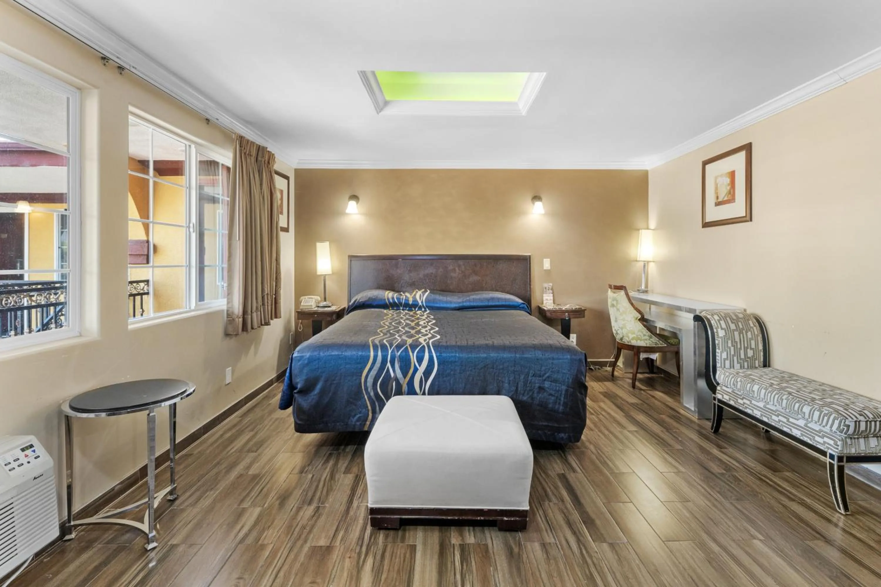 Bed in Sky Palm Motel - Orange