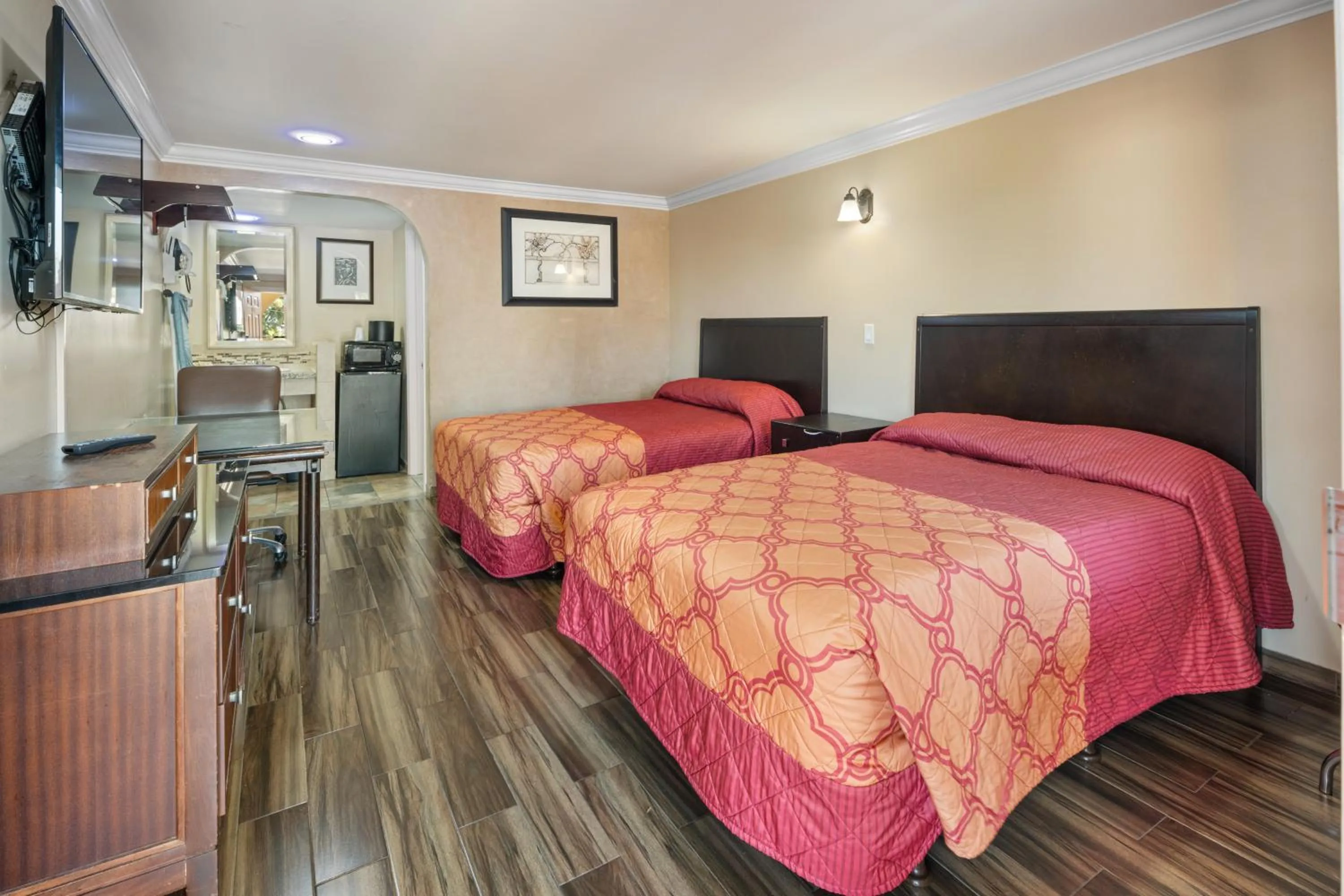 Bed in Sky Palm Motel - Orange