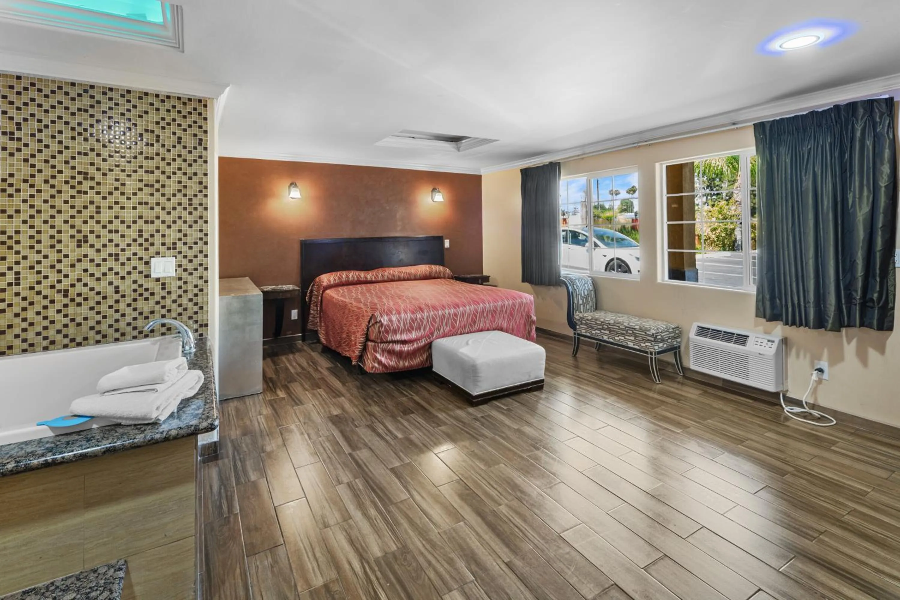 Bed in Sky Palm Motel - Orange