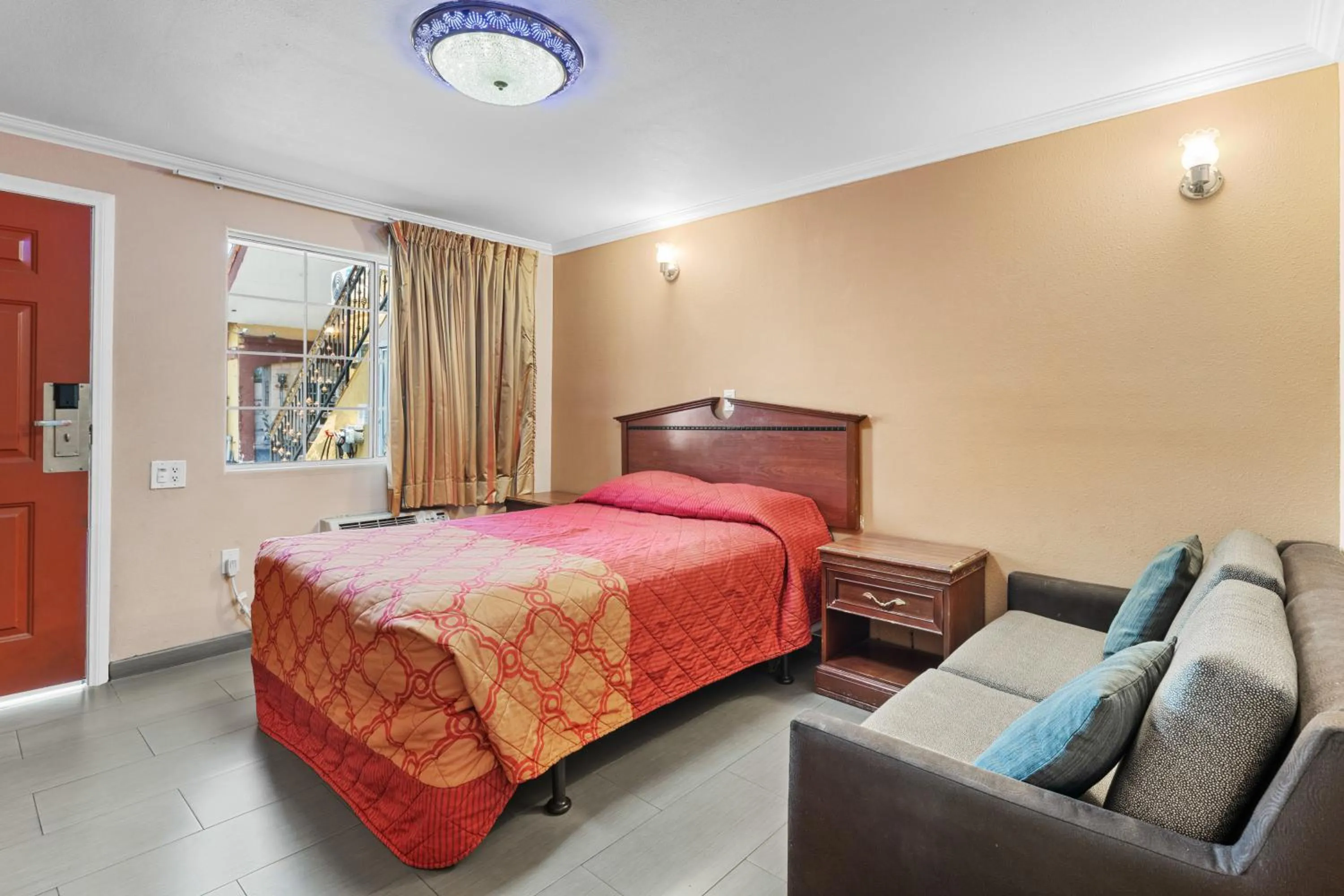 Bed in Sky Palm Motel - Orange