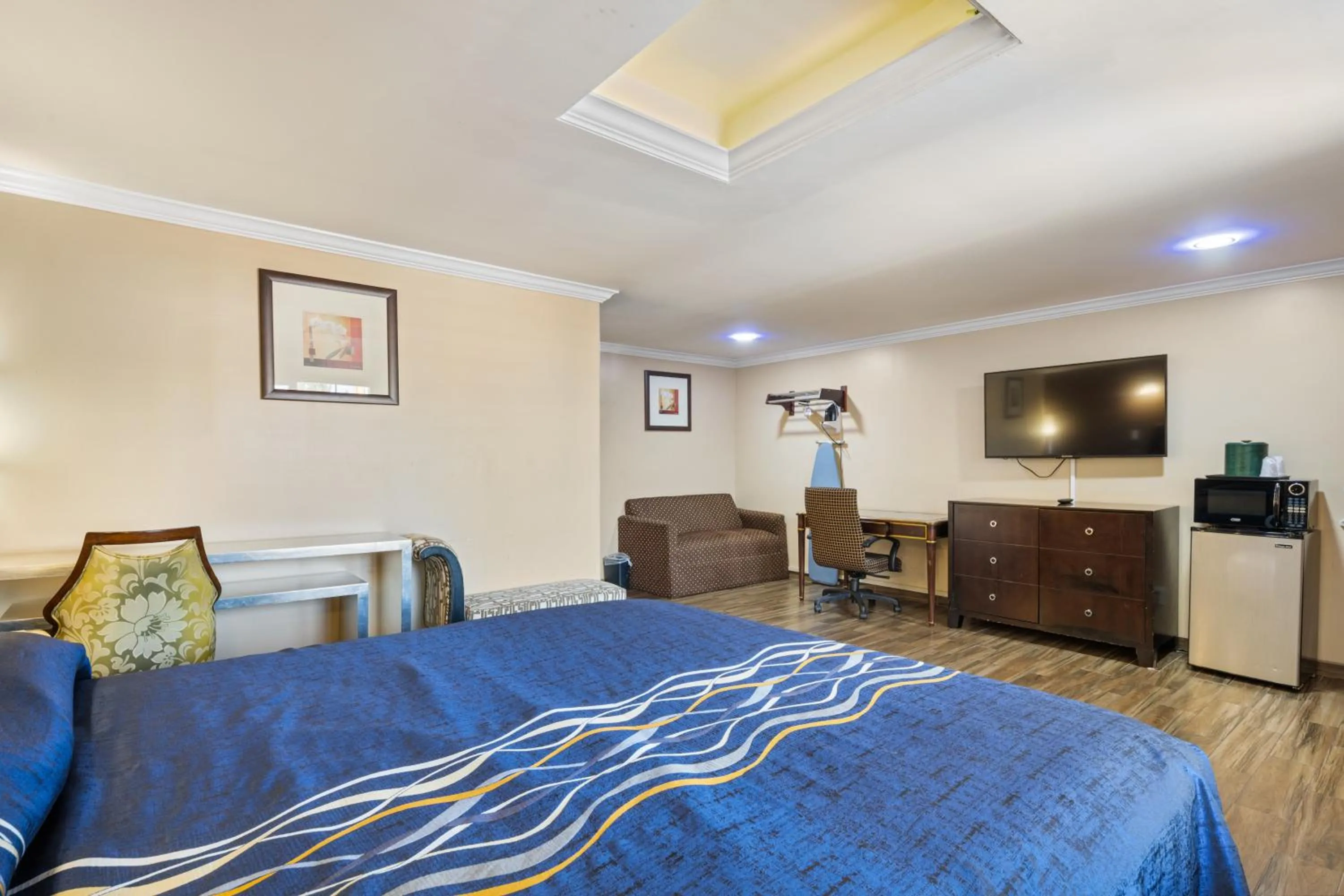 Bed in Sky Palm Motel - Orange