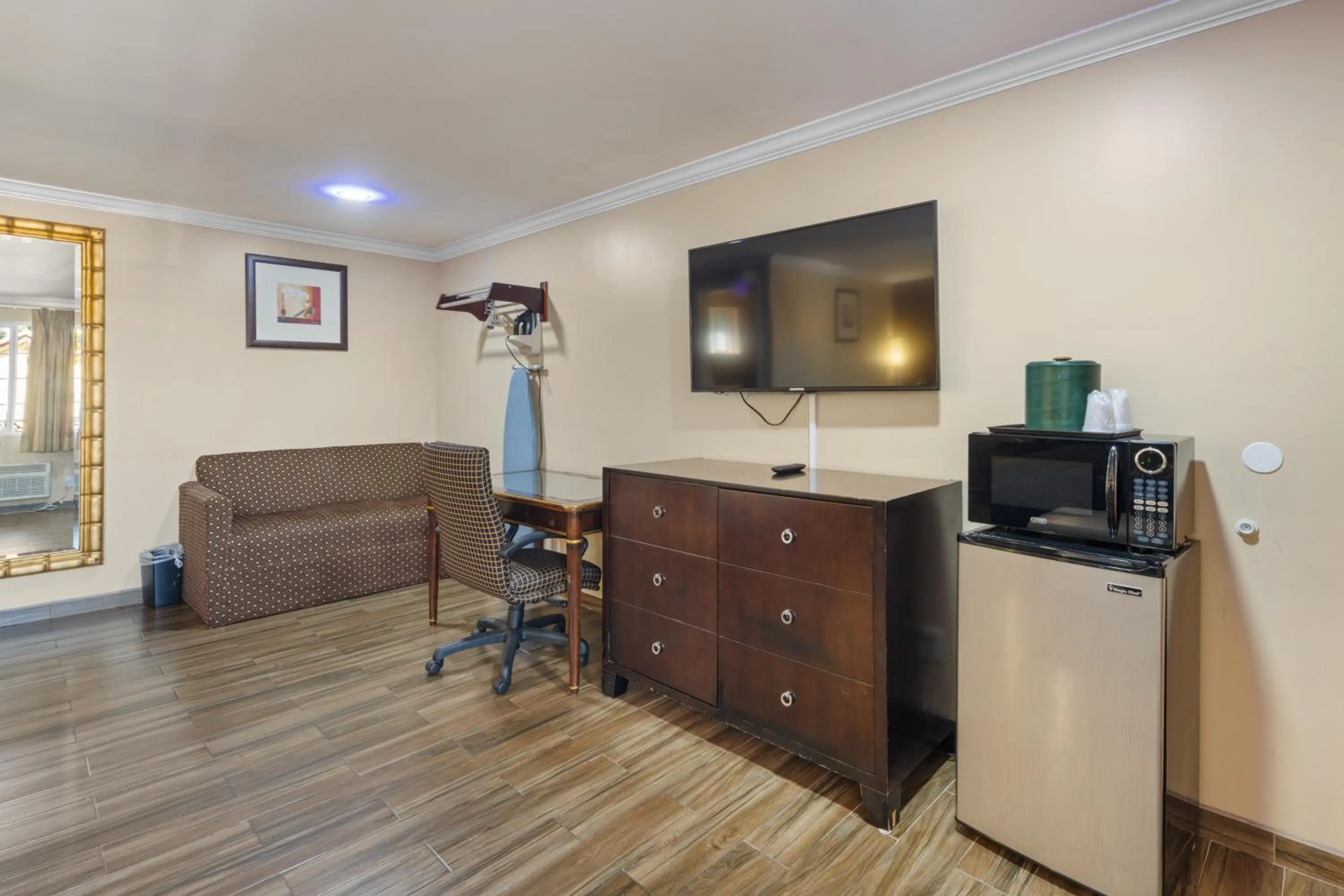 Sky Palm Motel - Orange