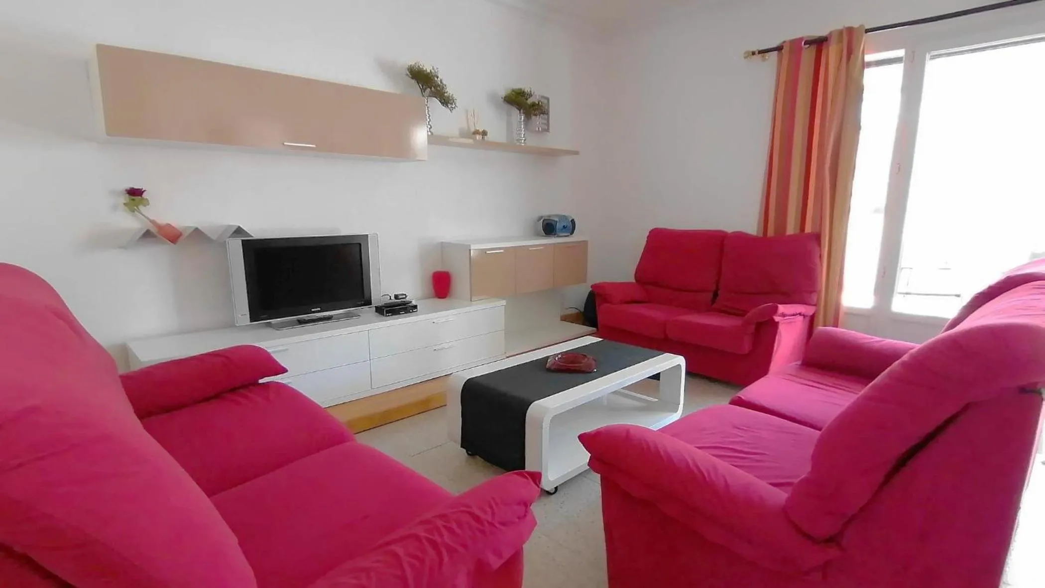 Communal lounge/ TV room in VACAY Villa Bella, piscina, sol y relax! en la Costa Brava, L'Escala!