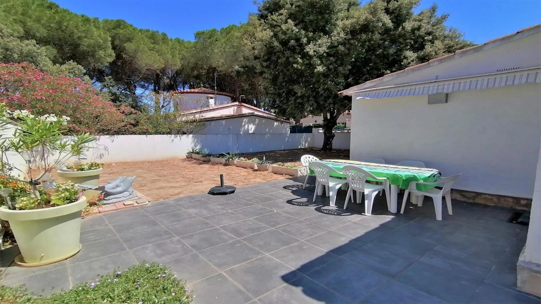 Patio in VACAY Villa Bella, piscina, sol y relax! en la Costa Brava, L'Escala!