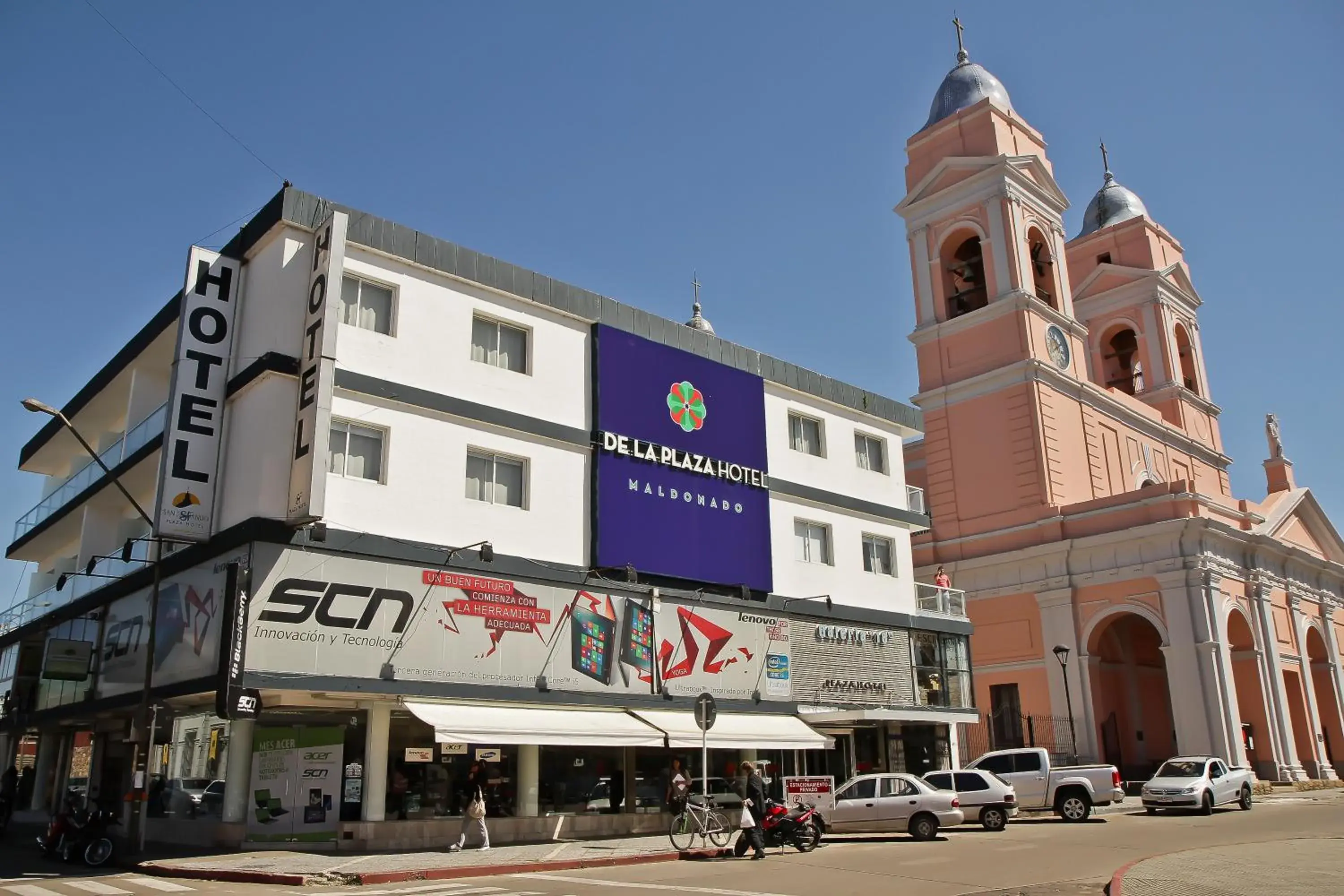 Facade/entrance in De la Plaza Hotel Facade/entrance in De la Plaza Hotel