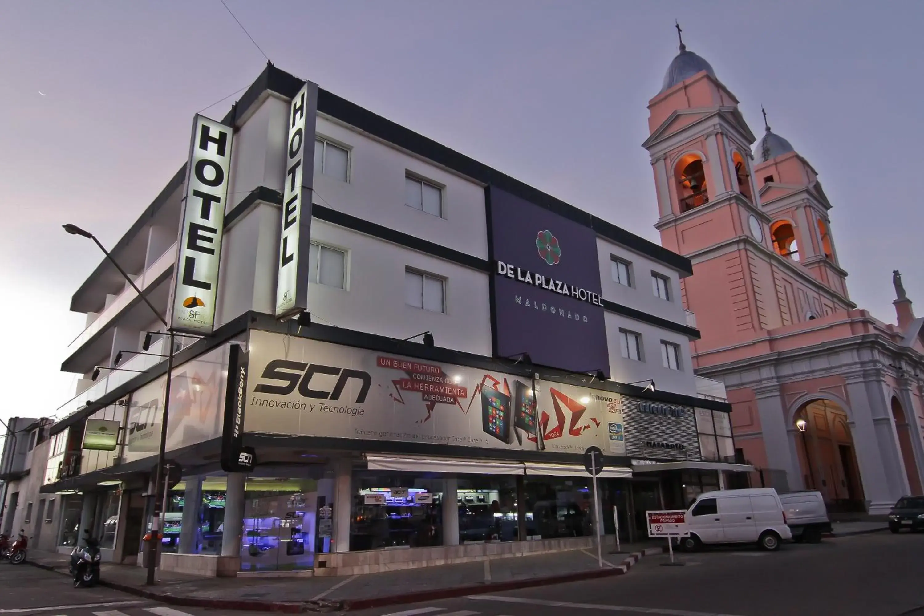 Facade/entrance in De la Plaza Hotel Facade/entrance in De la Plaza Hotel