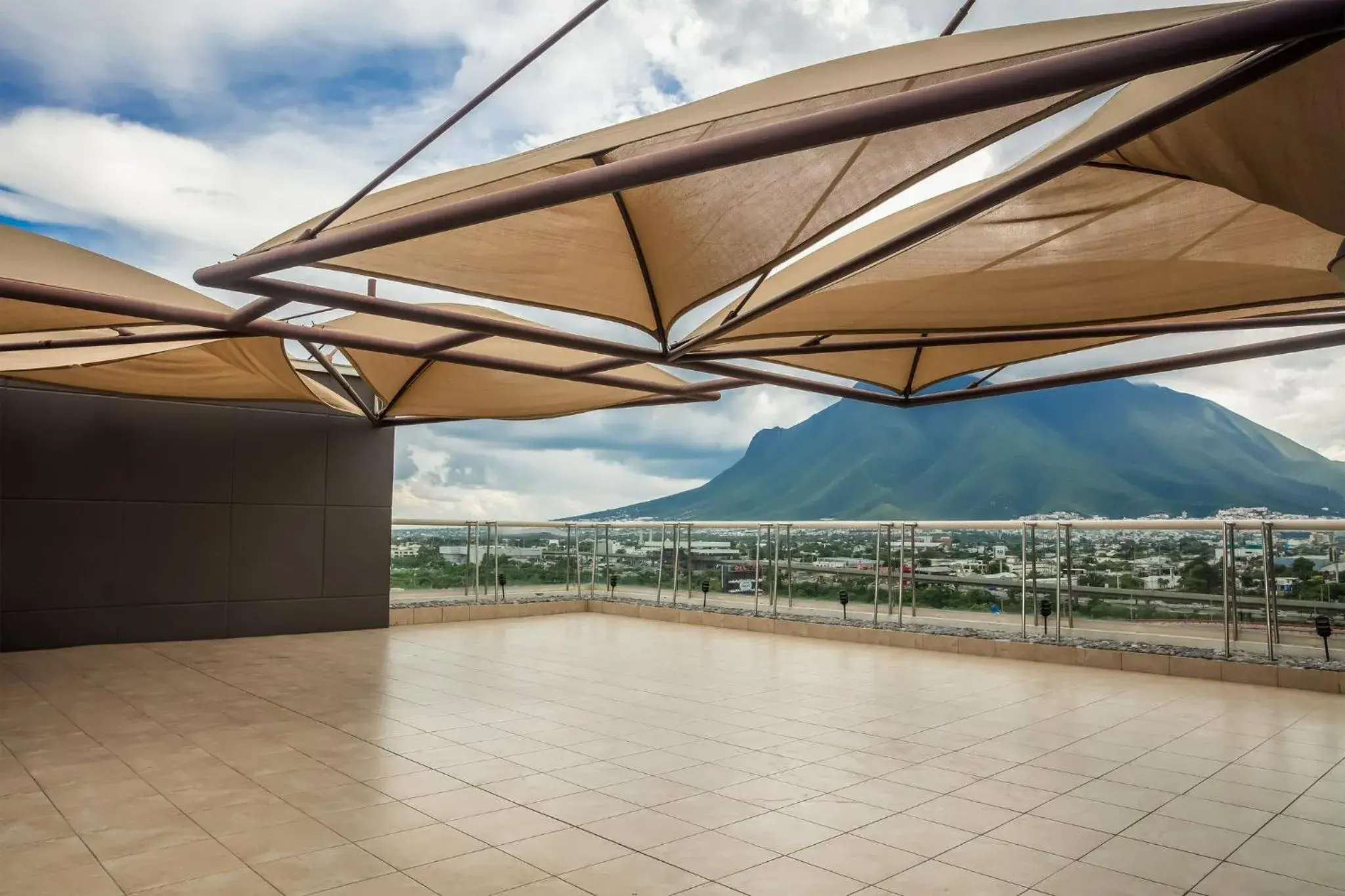 Property building in Fiesta Inn Monterrey Fundidora Property building in Fiesta Inn Monterrey Fundidora