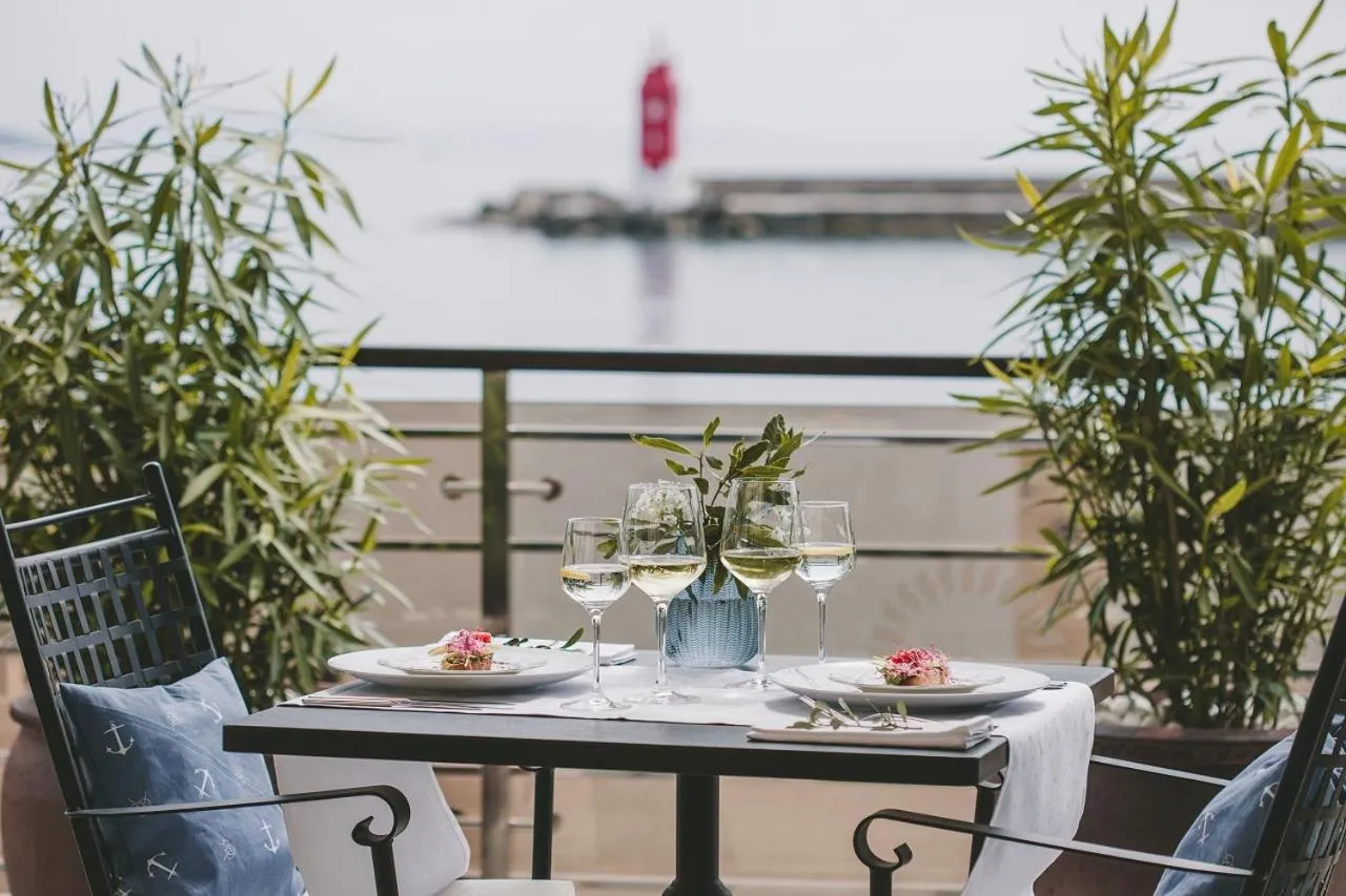 Restaurant/places to eat in Hotel Marina