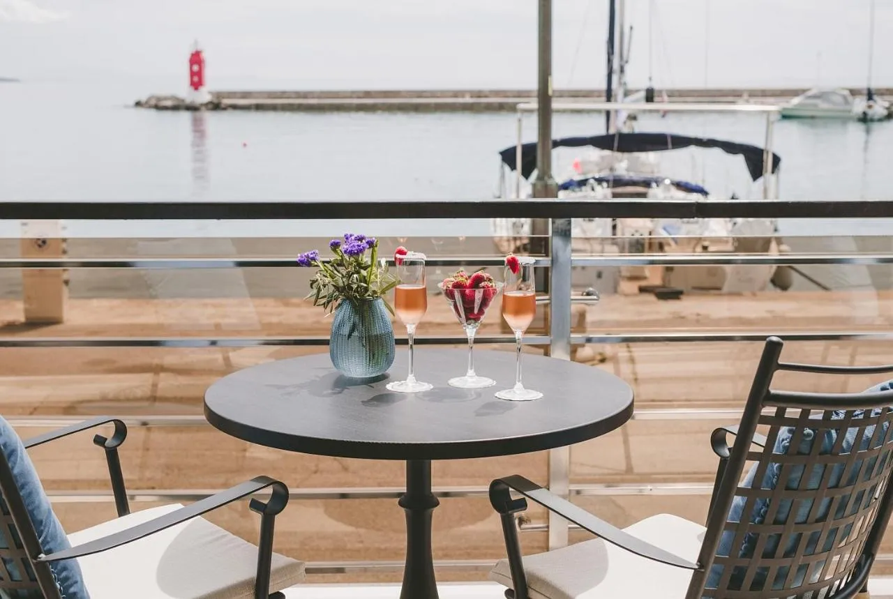 Restaurant/places to eat in Hotel Marina