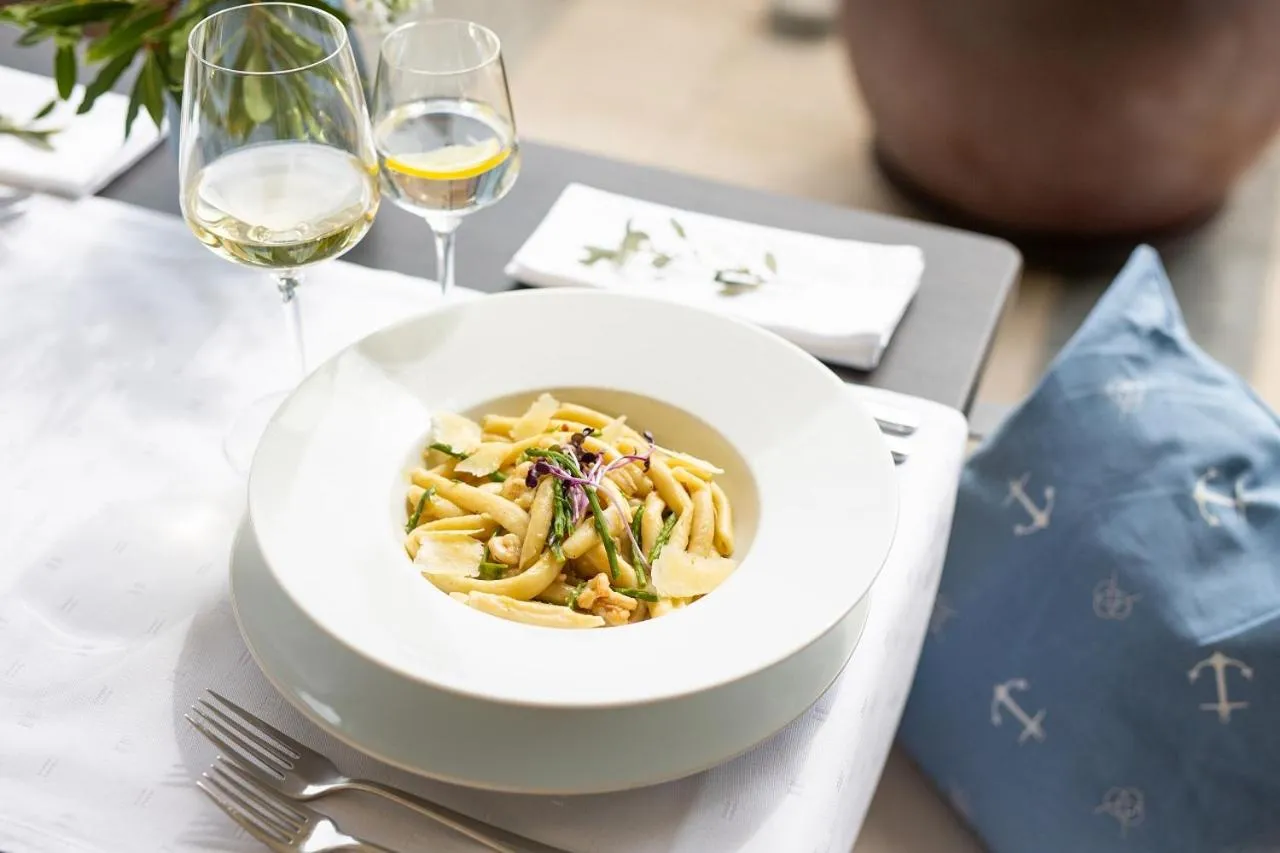 Restaurant/places to eat in Hotel Marina