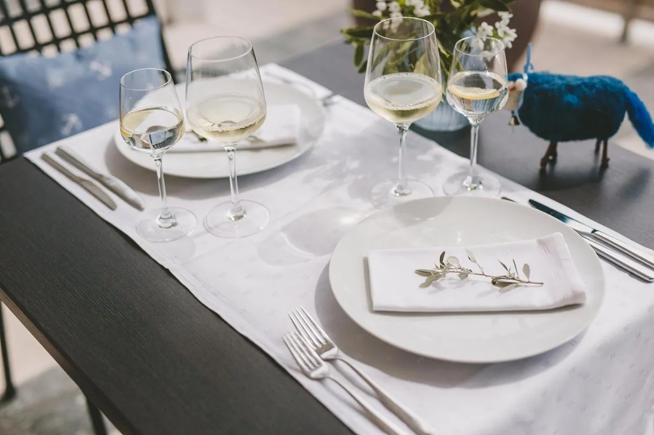 Restaurant/places to eat in Hotel Marina