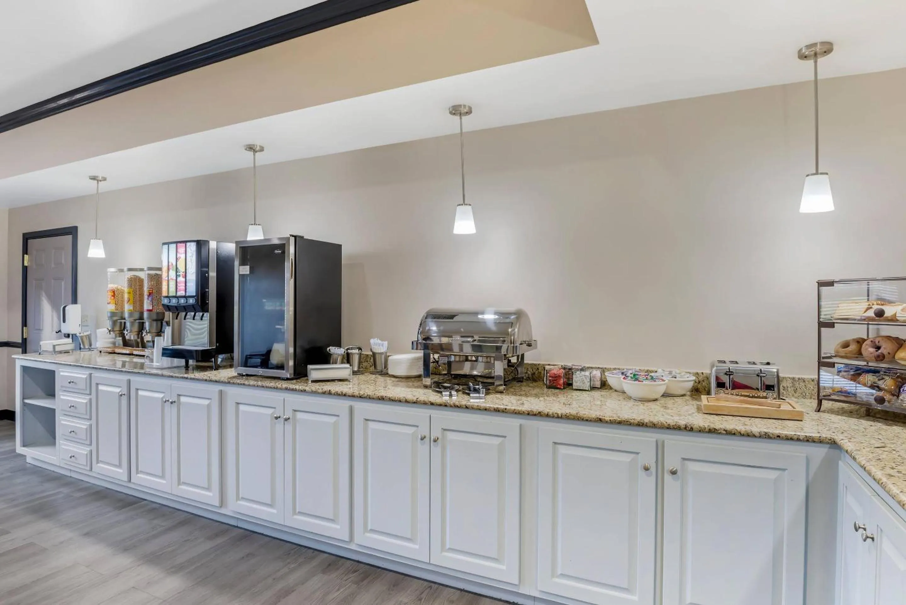 Breakfast in Country Inn & Suites by Radisson, Ashland - Hanover, VA