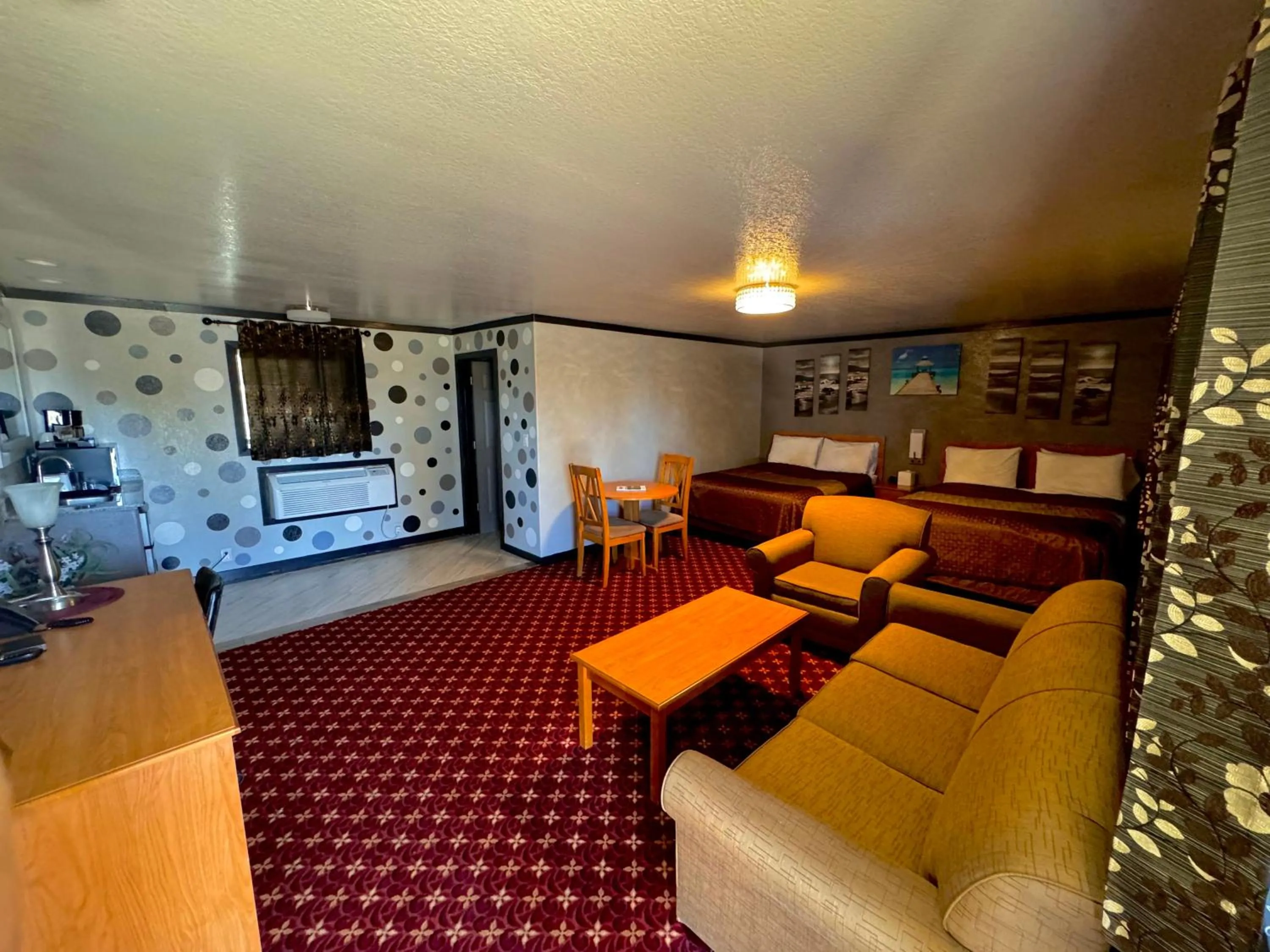 Communal lounge/ TV room in Cascade Lodge - Central Bend Retreat