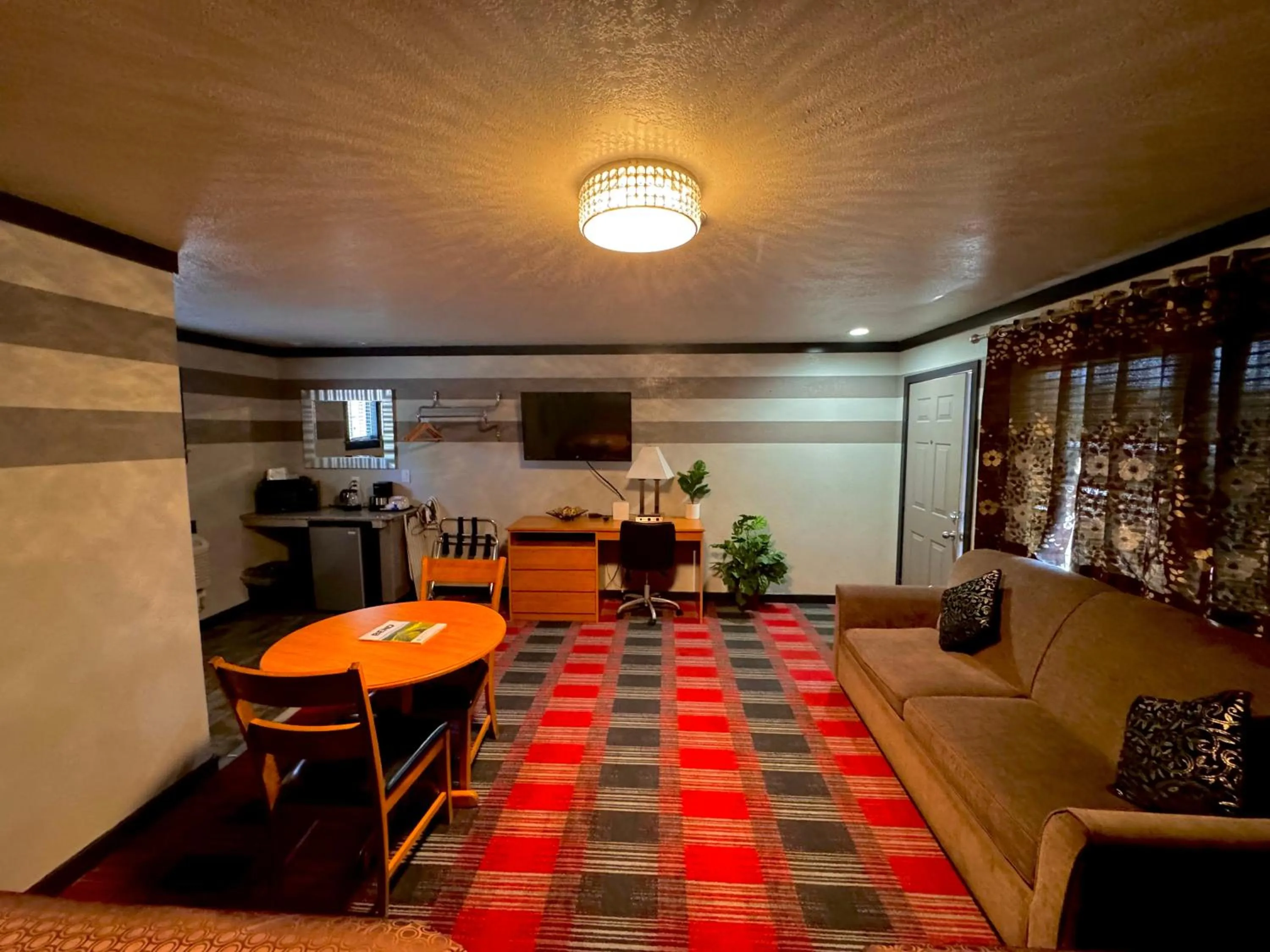 TV and multimedia in Cascade Lodge - Central Bend Retreat