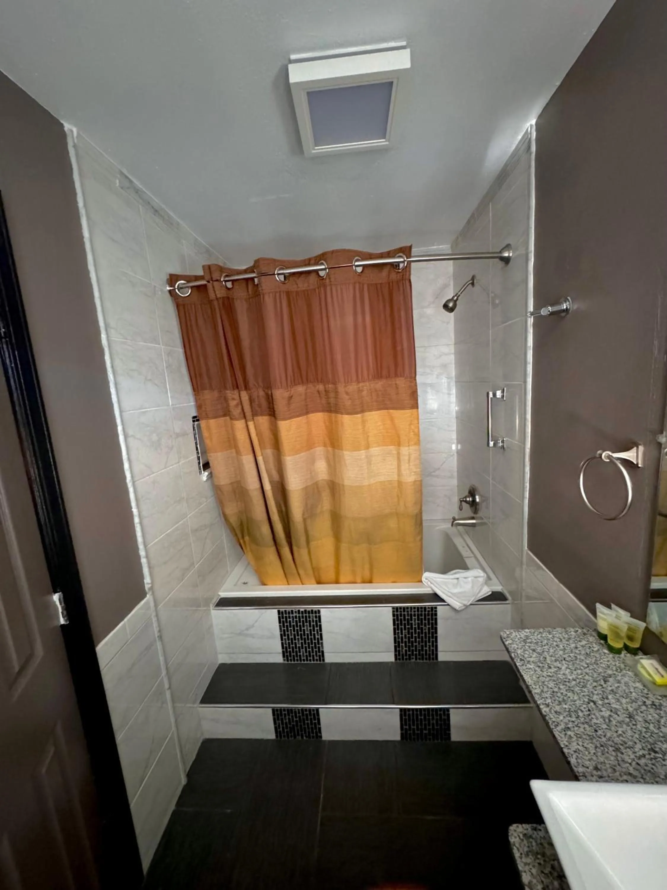 Shower in Cascade Lodge - Central Bend Retreat