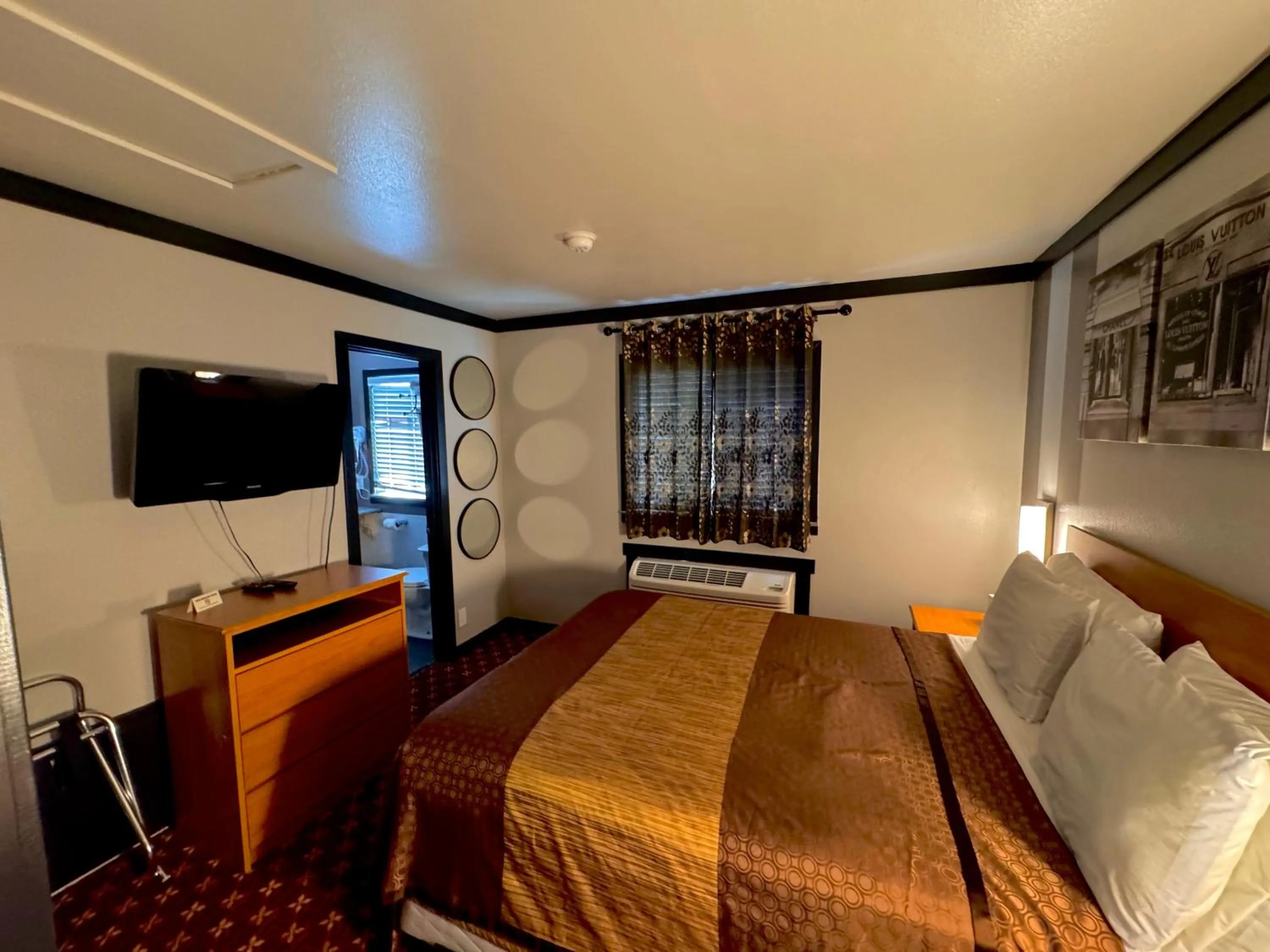 Communal lounge/ TV room, Bed in Cascade Lodge - Central Bend Retreat