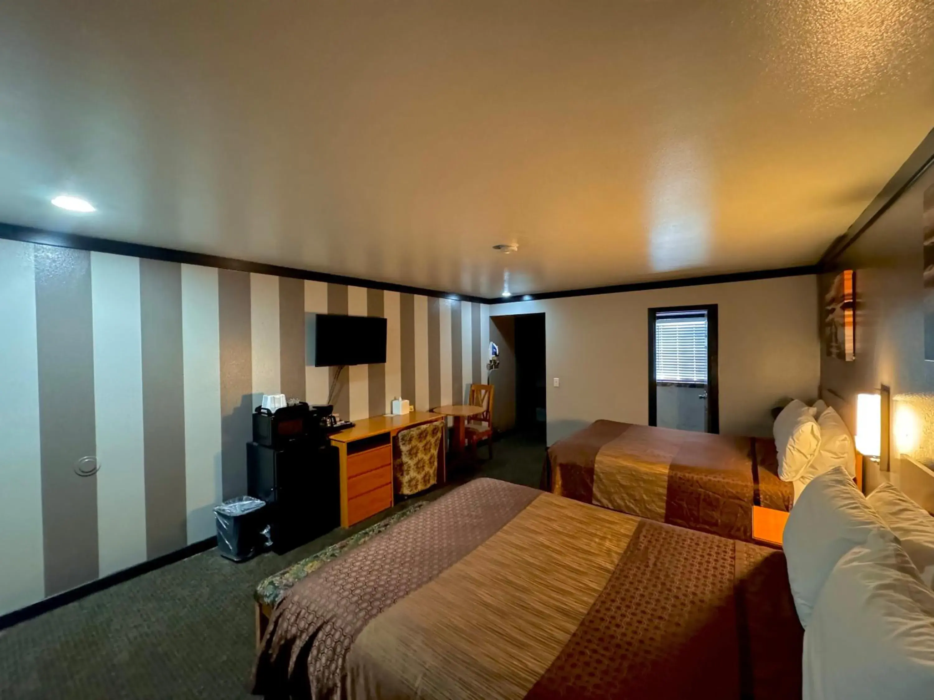 Queen Room with Two Queen Beds in Cascade Lodge - Central Bend Retreat Queen Room with Two Queen Beds in Cascade Lodge - Central Bend Retreat