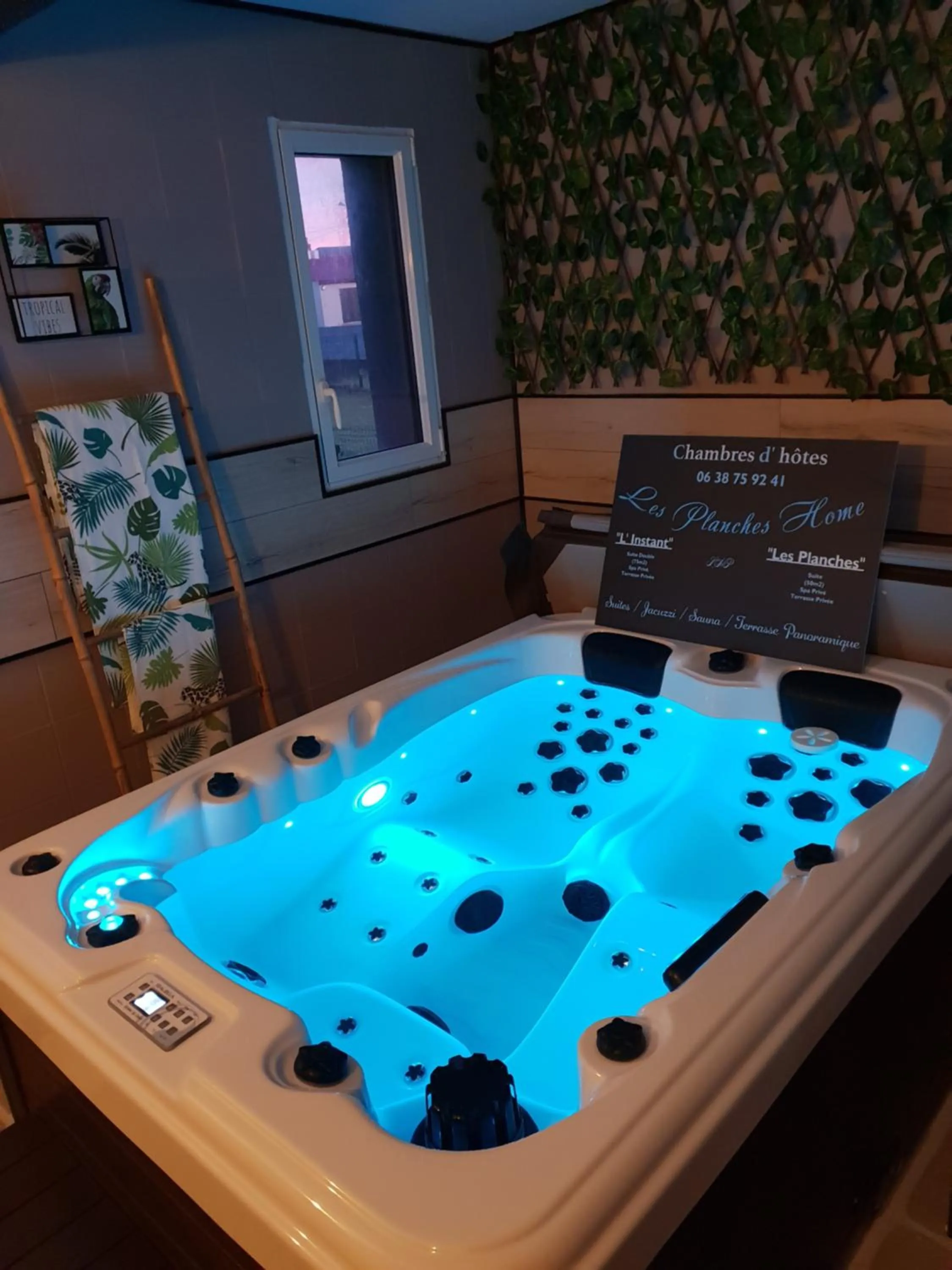 Hot Tub in L'instant