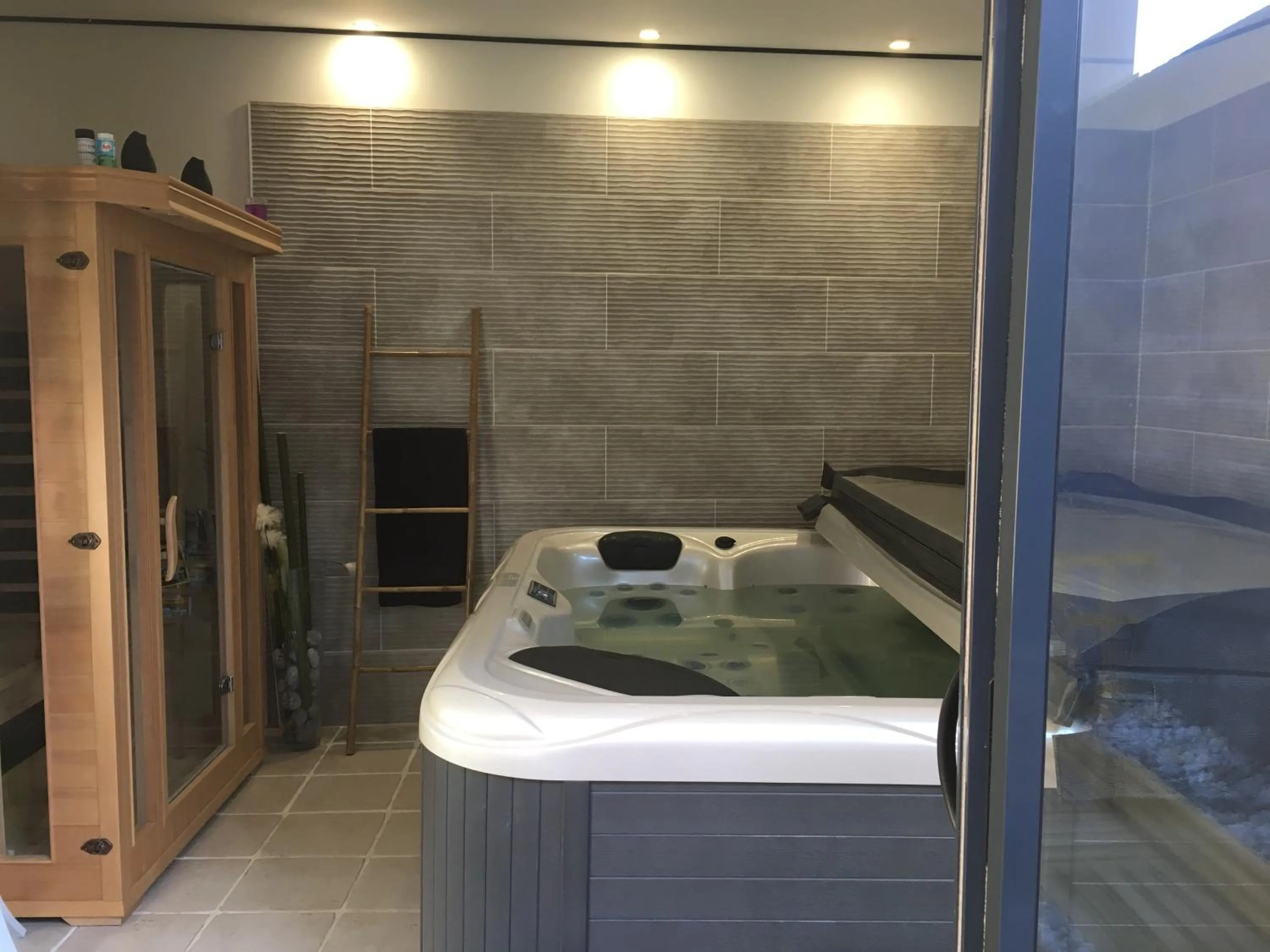 Spa and wellness centre/facilities in L'instant