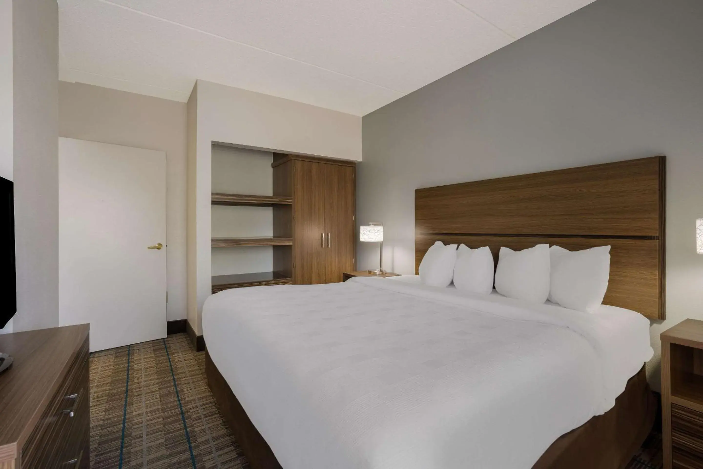 Bedroom, Bed in MainStay Suites Wilmington - University Area Bedroom, Bed in MainStay Suites Wilmington - University Area