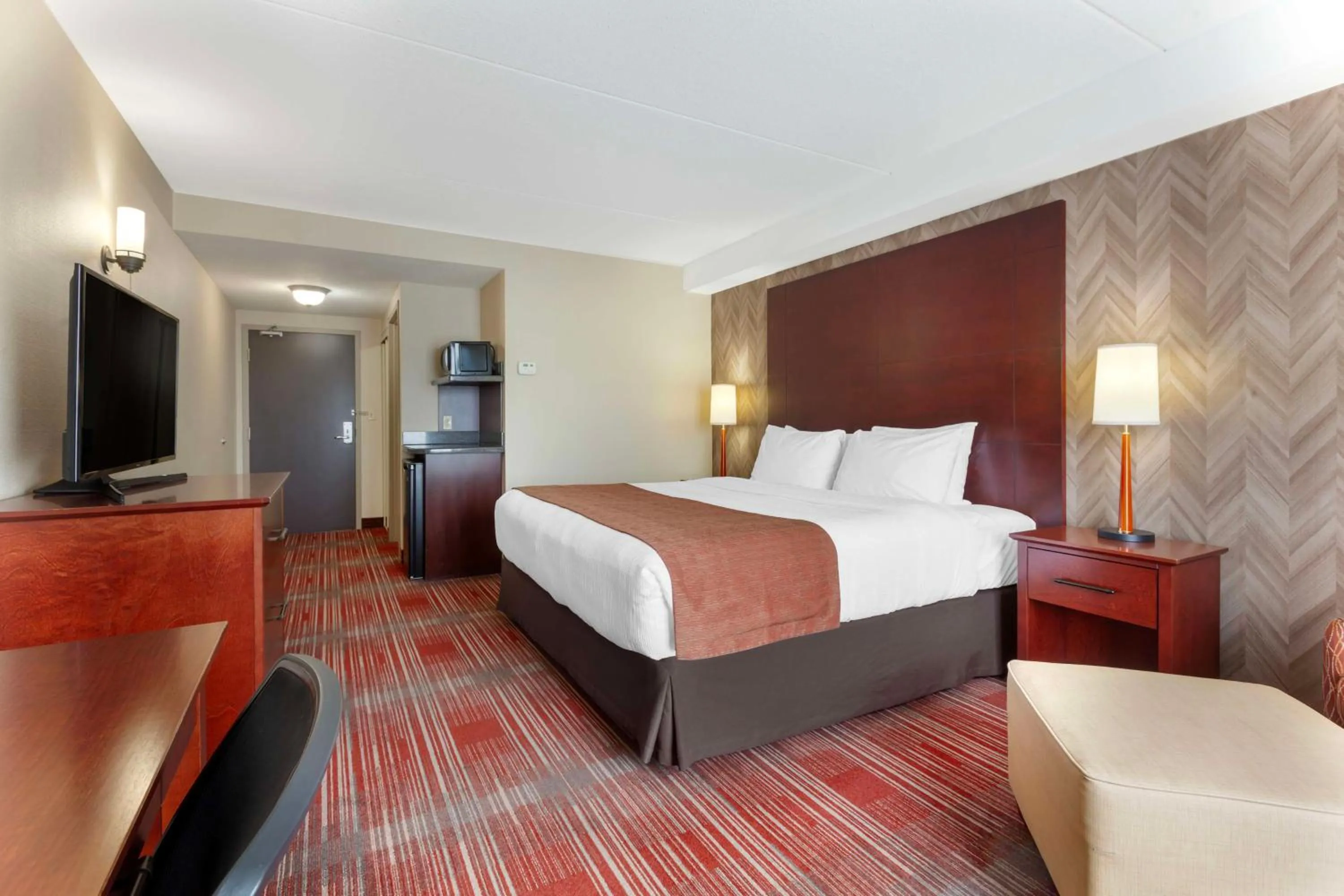 Bedroom, Bed in Best Western Plus Muskoka Inn