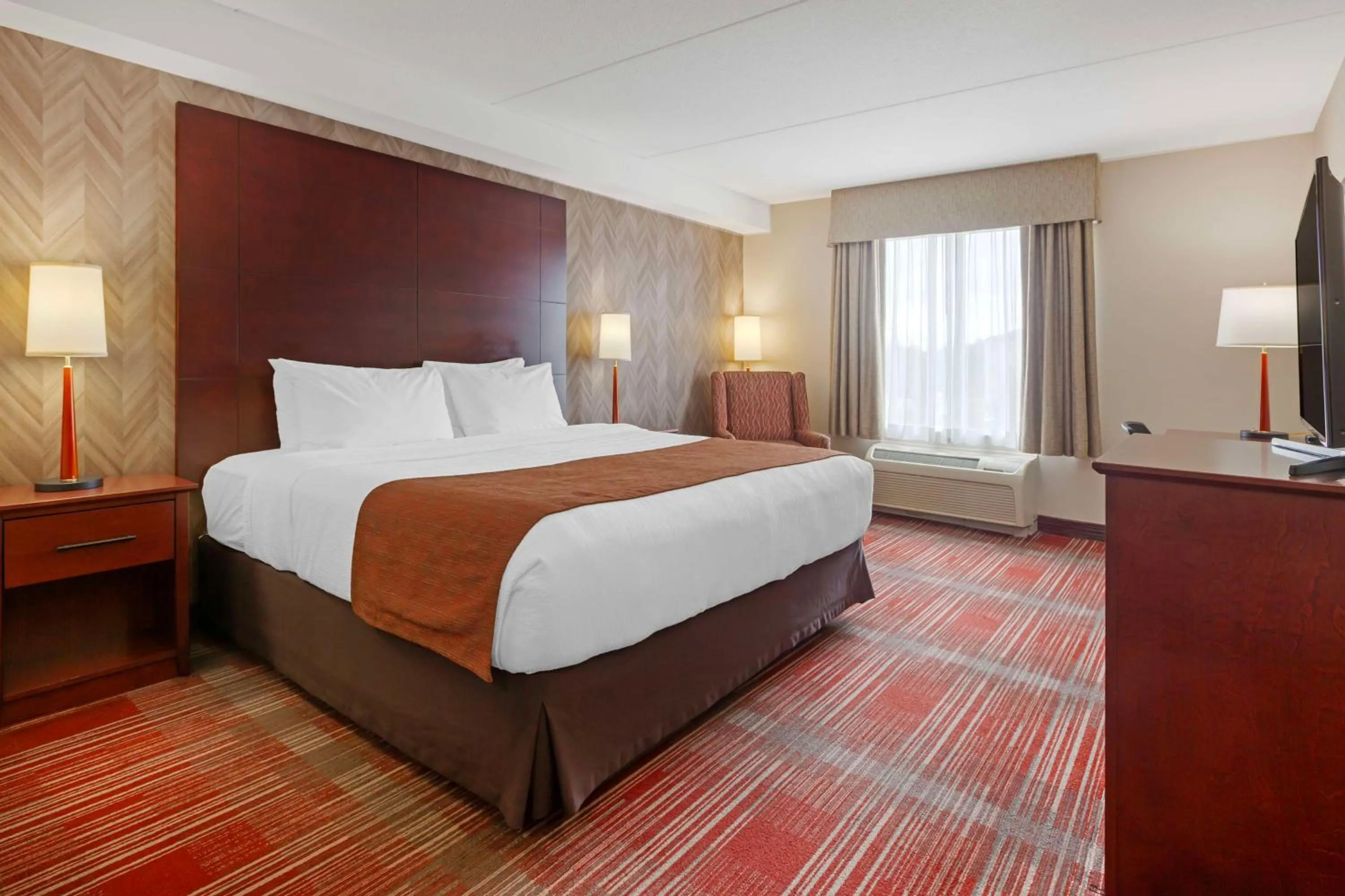 Bedroom, Bed in Best Western Plus Muskoka Inn