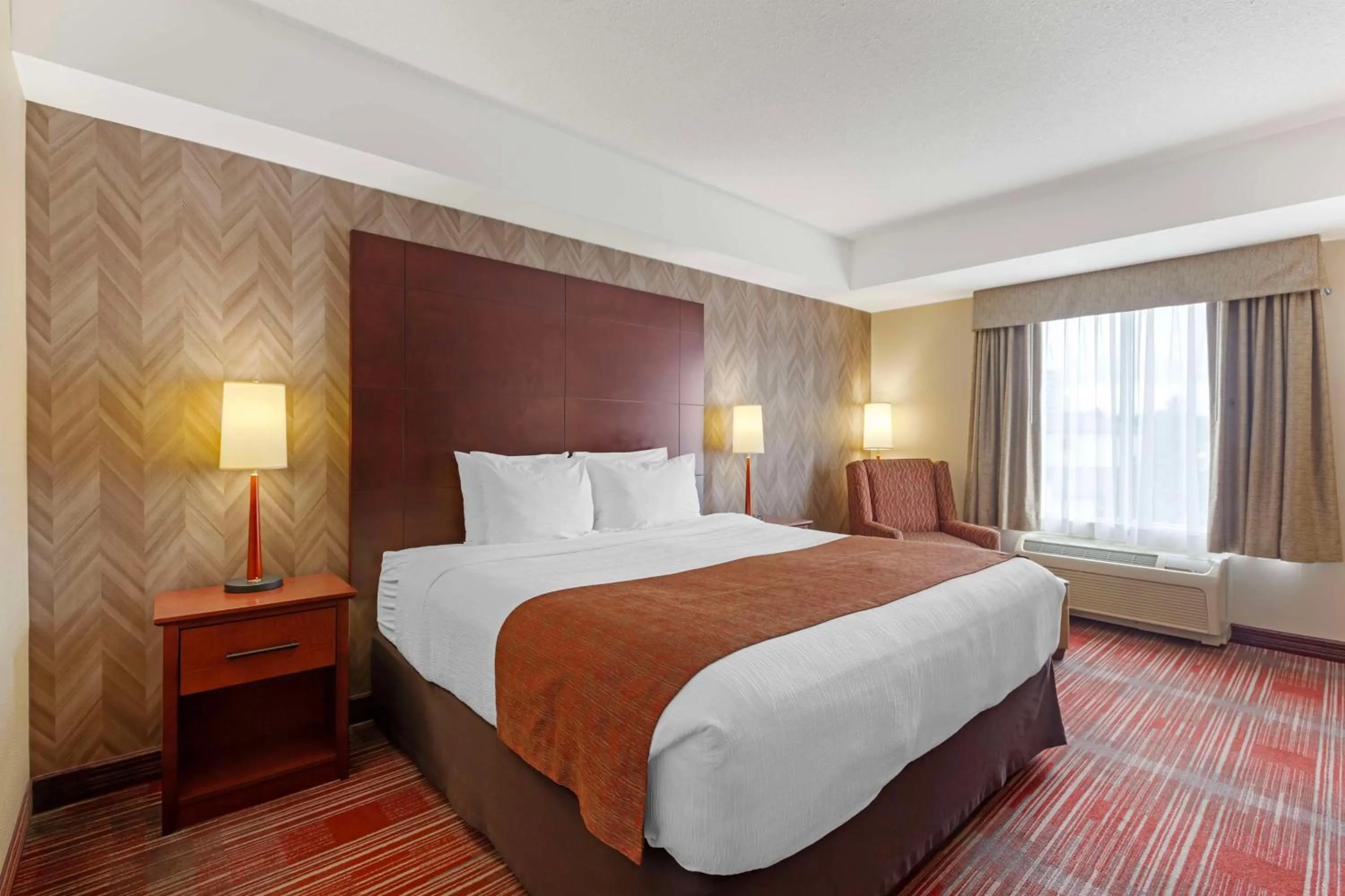 Bedroom, Bed in Best Western Plus Muskoka Inn