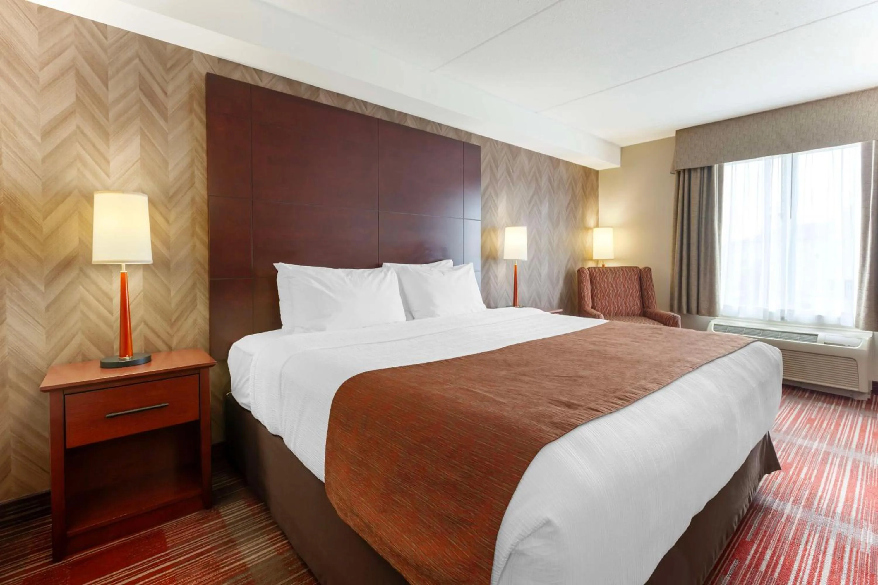 Bedroom, Bed in Best Western Plus Muskoka Inn