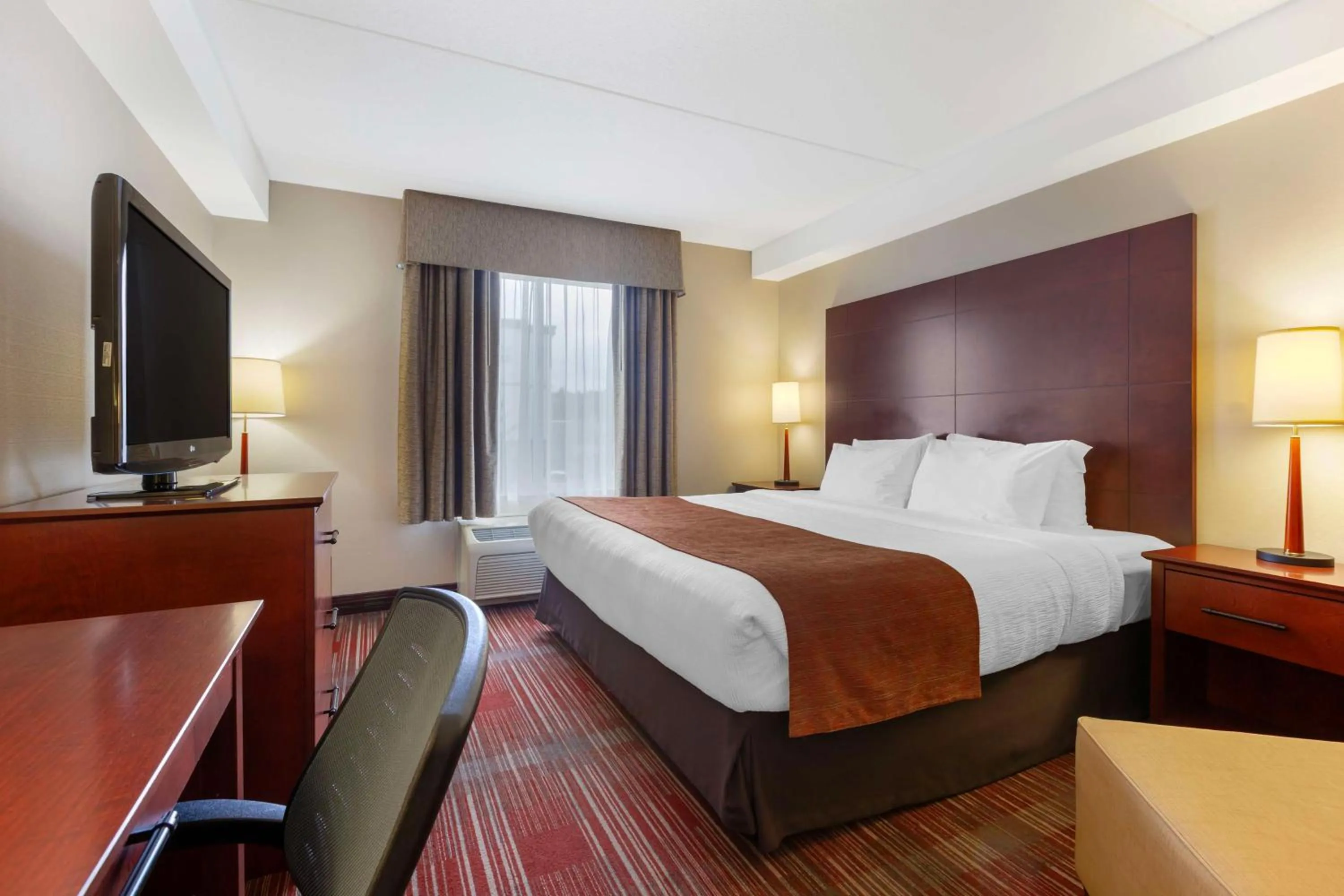 Bedroom, Bed in Best Western Plus Muskoka Inn