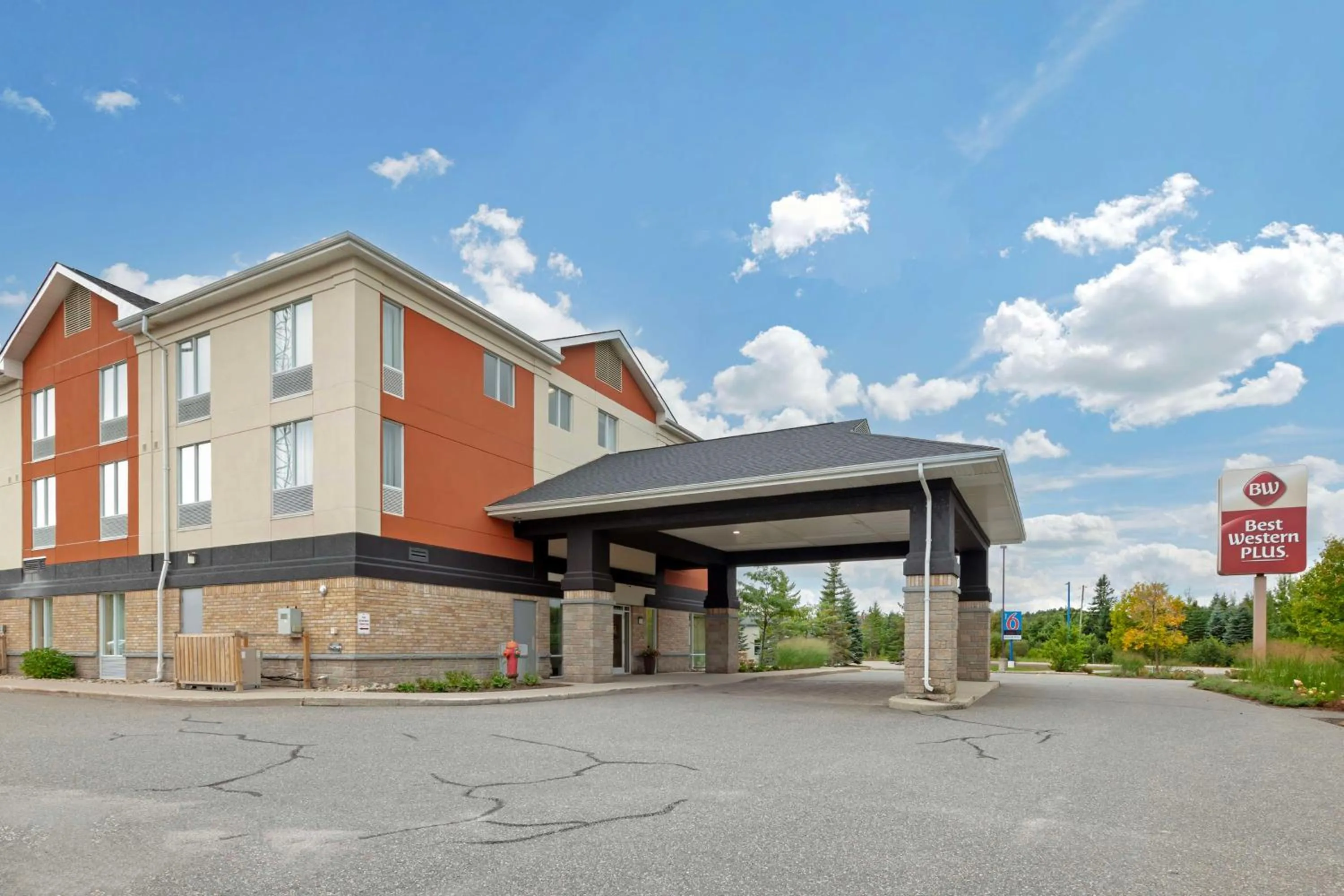 Property building in Best Western Plus Muskoka Inn