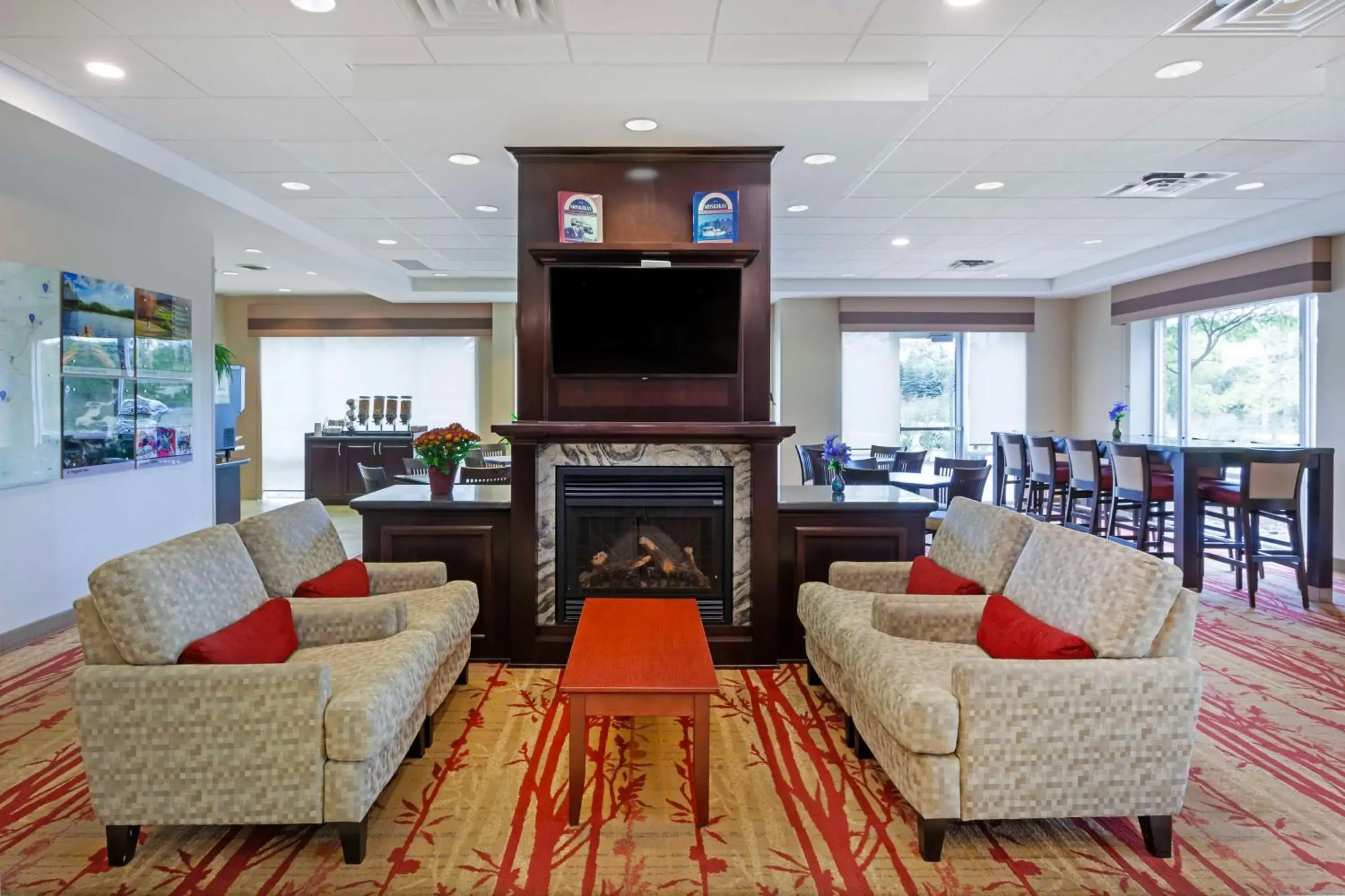 Lobby or reception in Best Western Plus Muskoka Inn Lobby or reception in Best Western Plus Muskoka Inn
