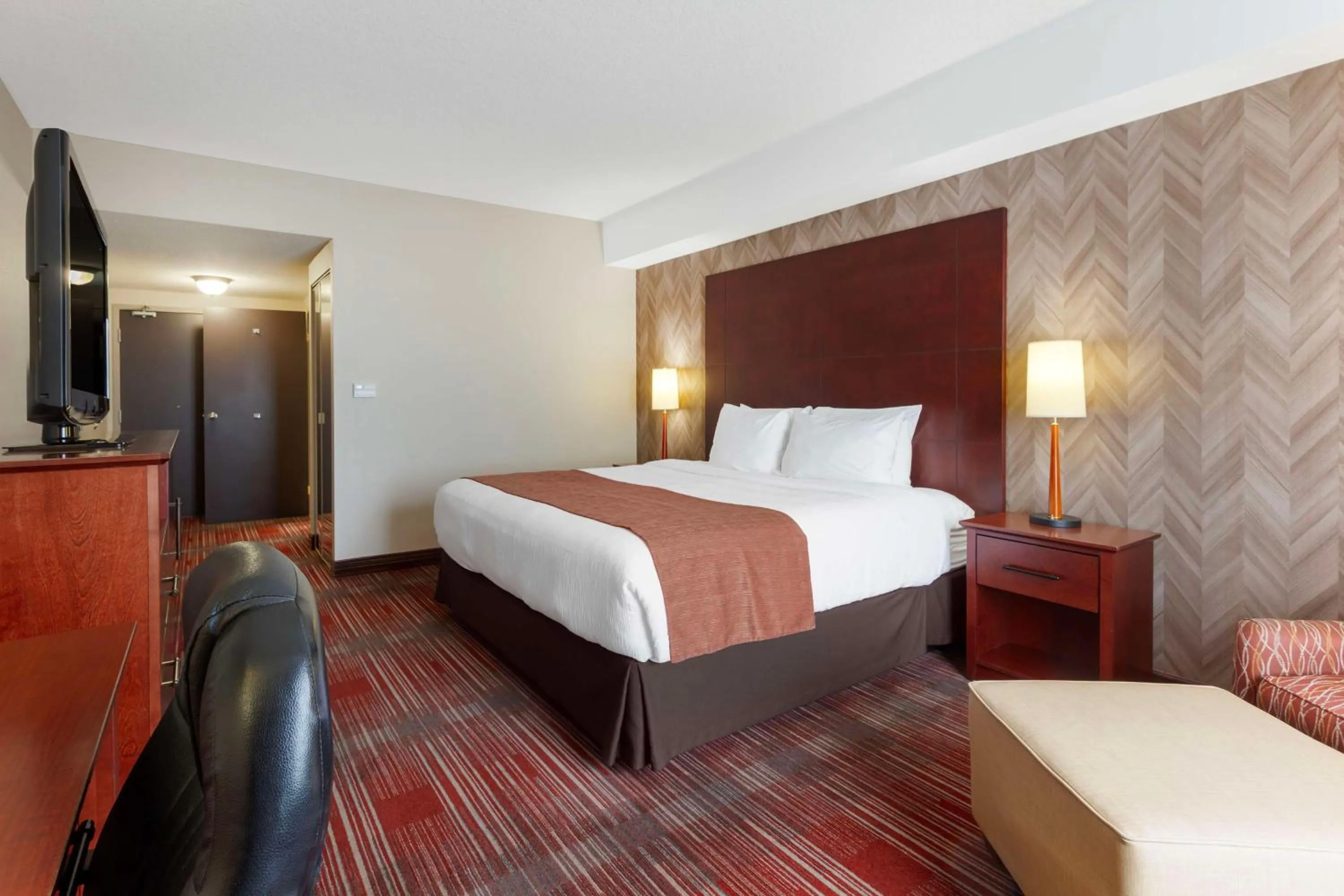 Bedroom, Bed in Best Western Plus Muskoka Inn